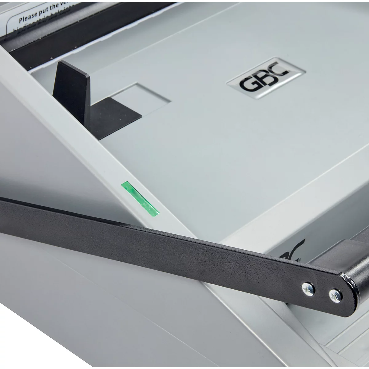 Detailopname van een grijze GBC-bindmachine. Zwarte balk en opdruk.
