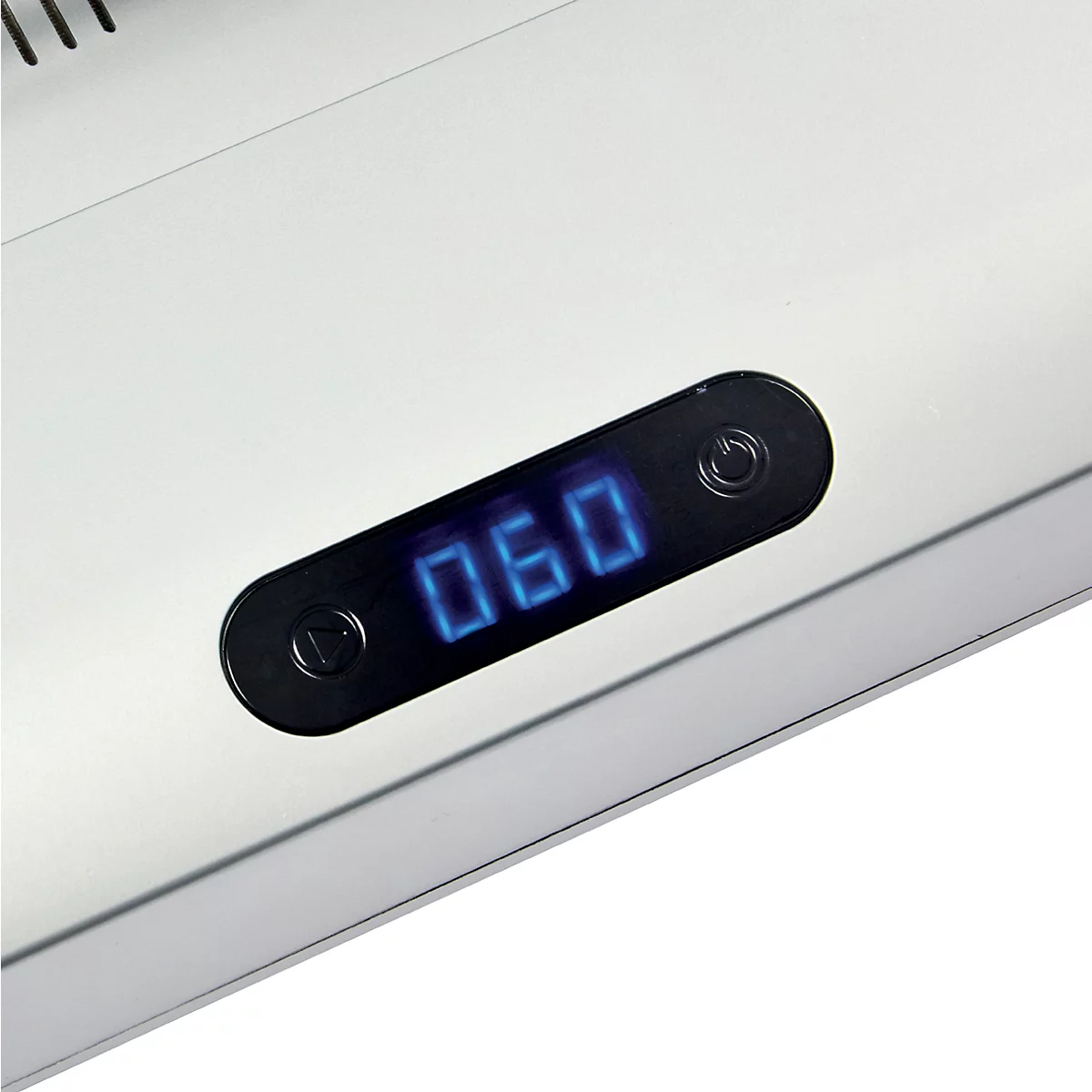 Close-up van een zwart bedieningspaneel met de weergave "060" in blauw.