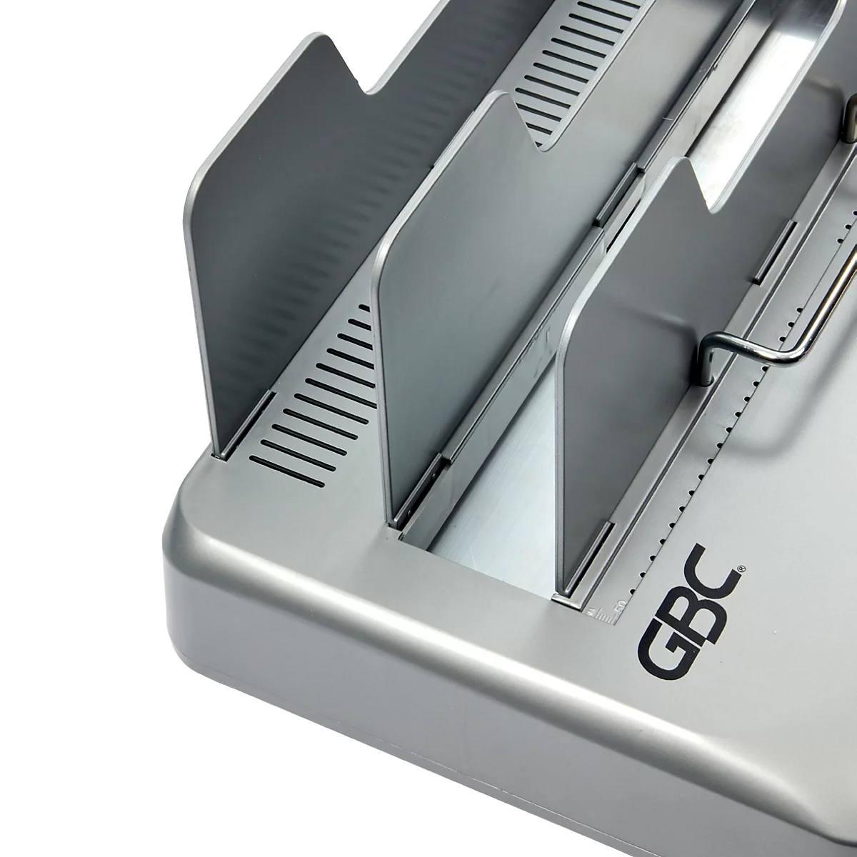 Detailaufnahme eines silbernen Dokumentenablage-Systems mit dem GBC-Logo.