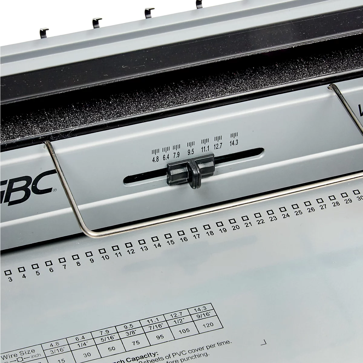 Close-up van een draadbindmachine met instelwiel voor verschillende draadmaten.