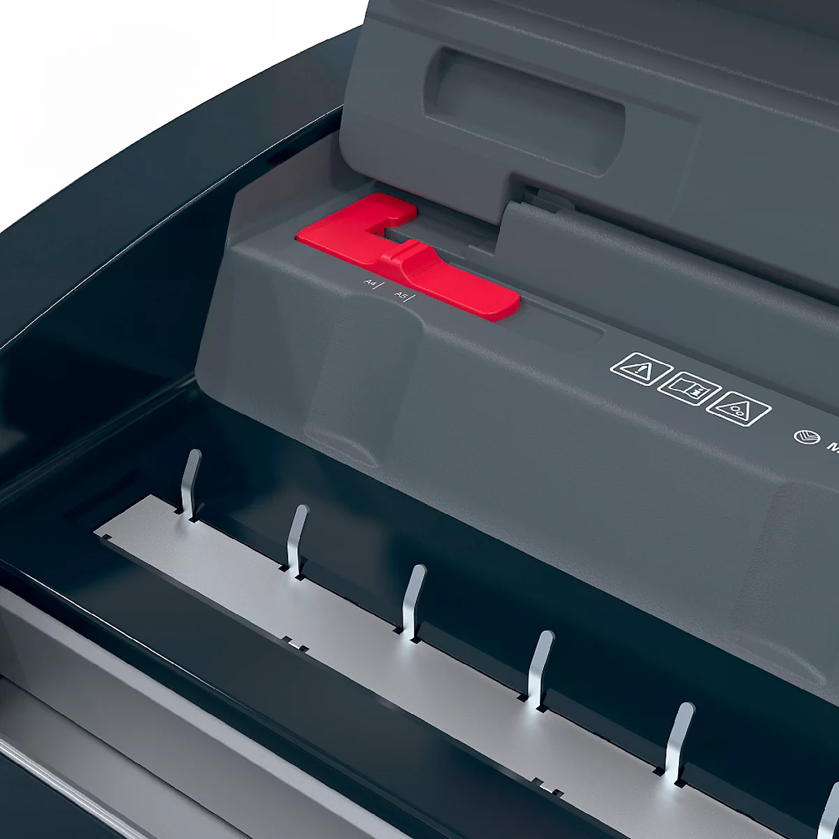 Detailopname van een zwarte papierversnipperaar met een rode hendel.