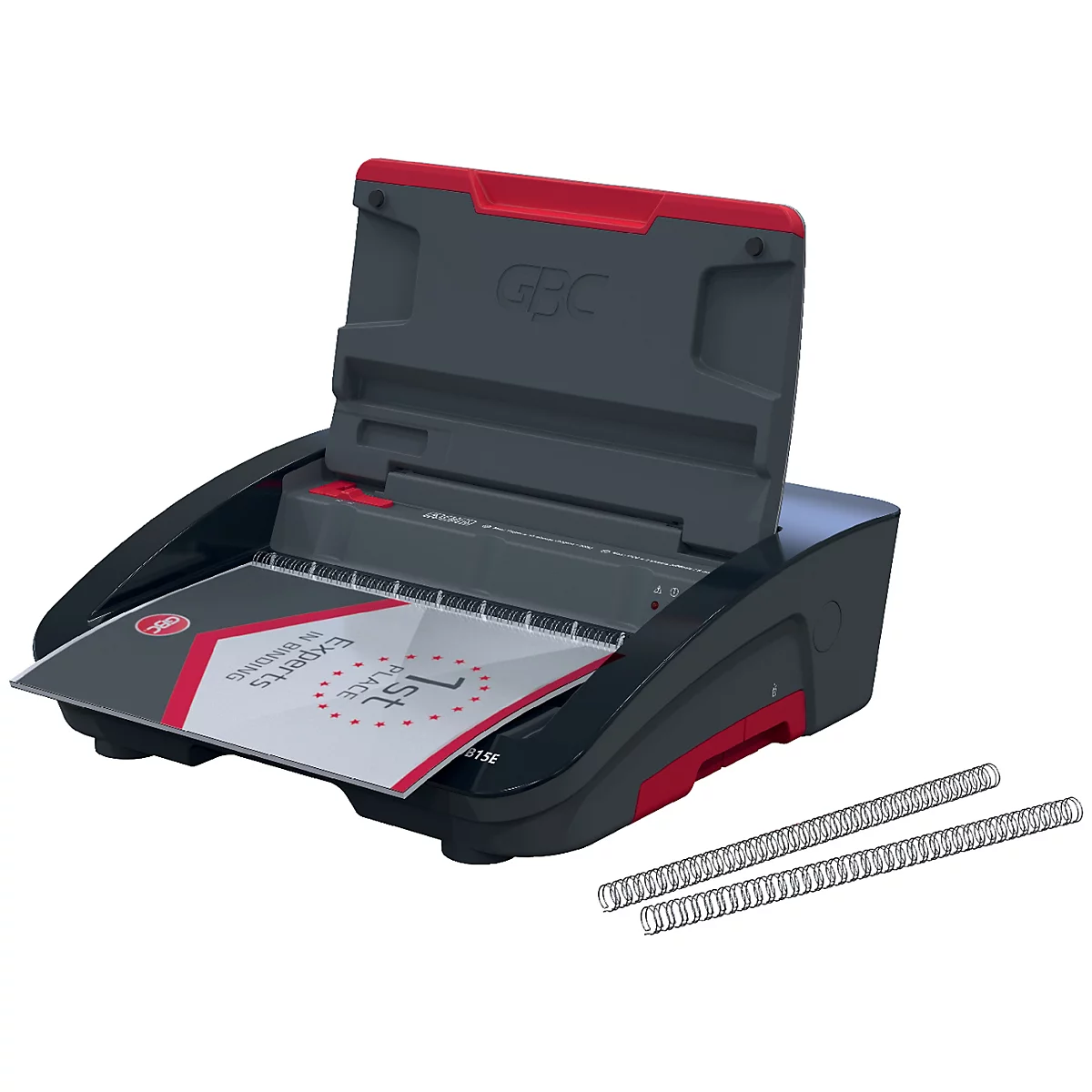 Machine à relier GBC noire et rouge avec le couvercle ouvert. Une feuille de papier avec du texte est dans l'appareil, à côté de deux reliures spirales.