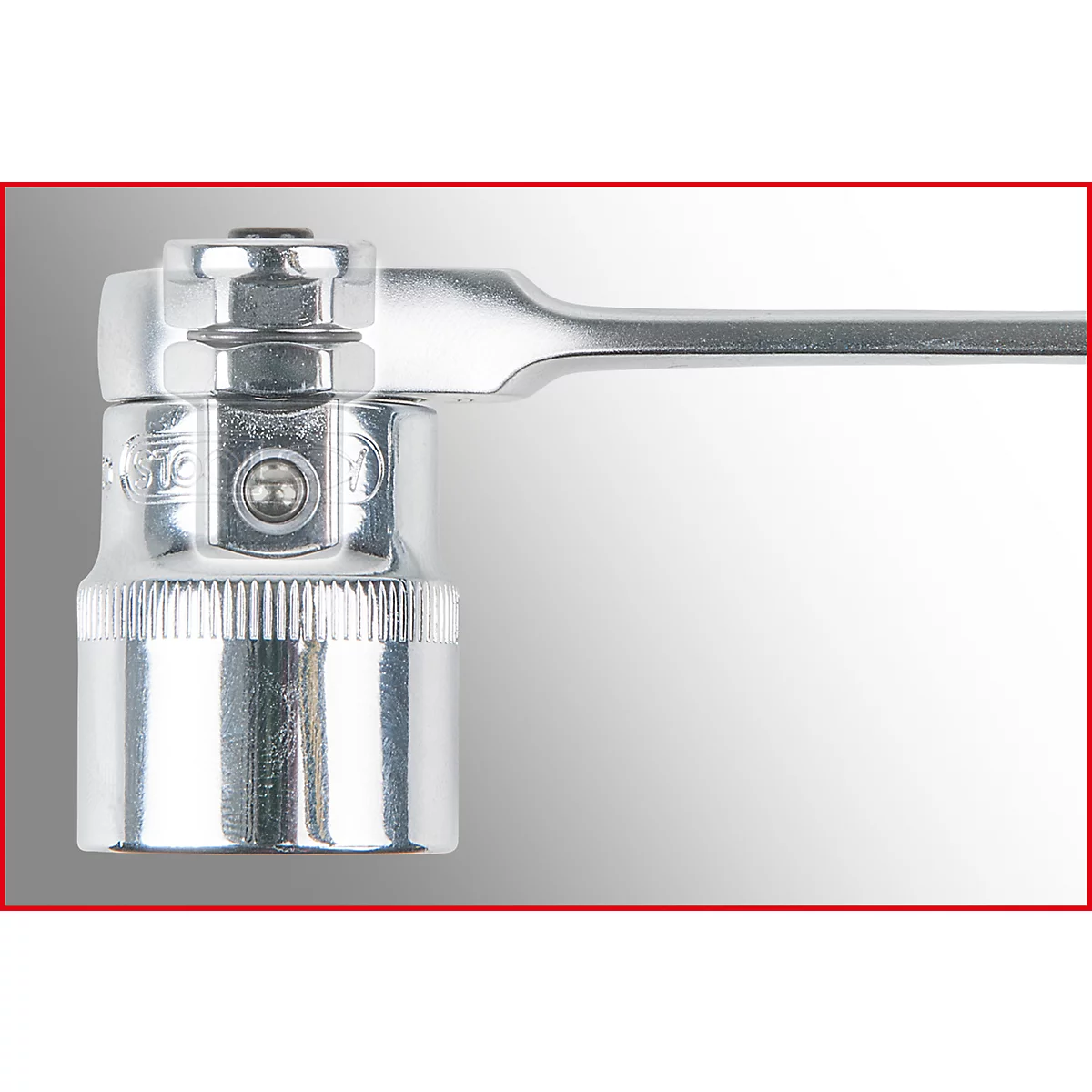Naheinstellung einer verchromten Ratsche. Der Kopf ist mit einer Schraube und einer Kugel ausgestattet, der Griff zeigt nach rechts.