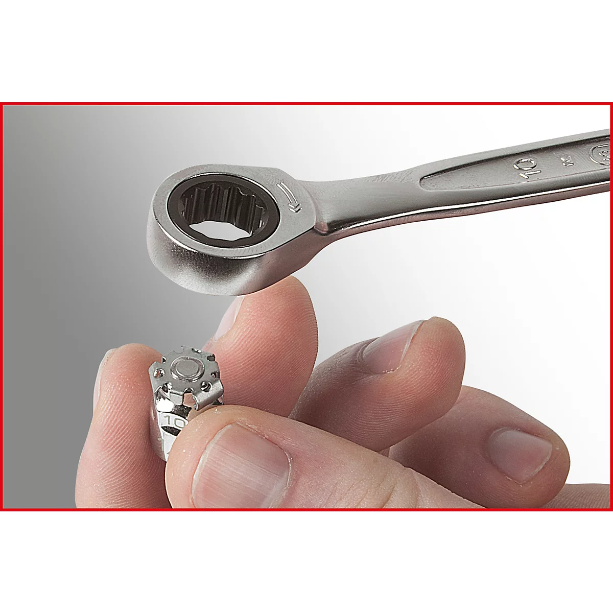 Nahaufnahme: Hand hält Schraube, daneben ein Schraubenschlüssel.