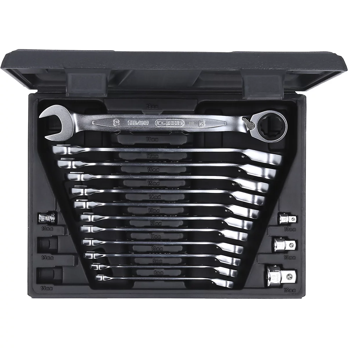 Werkzeugkasten mit Ringschlüsseln, offen, auf schwarzem Hintergrund.