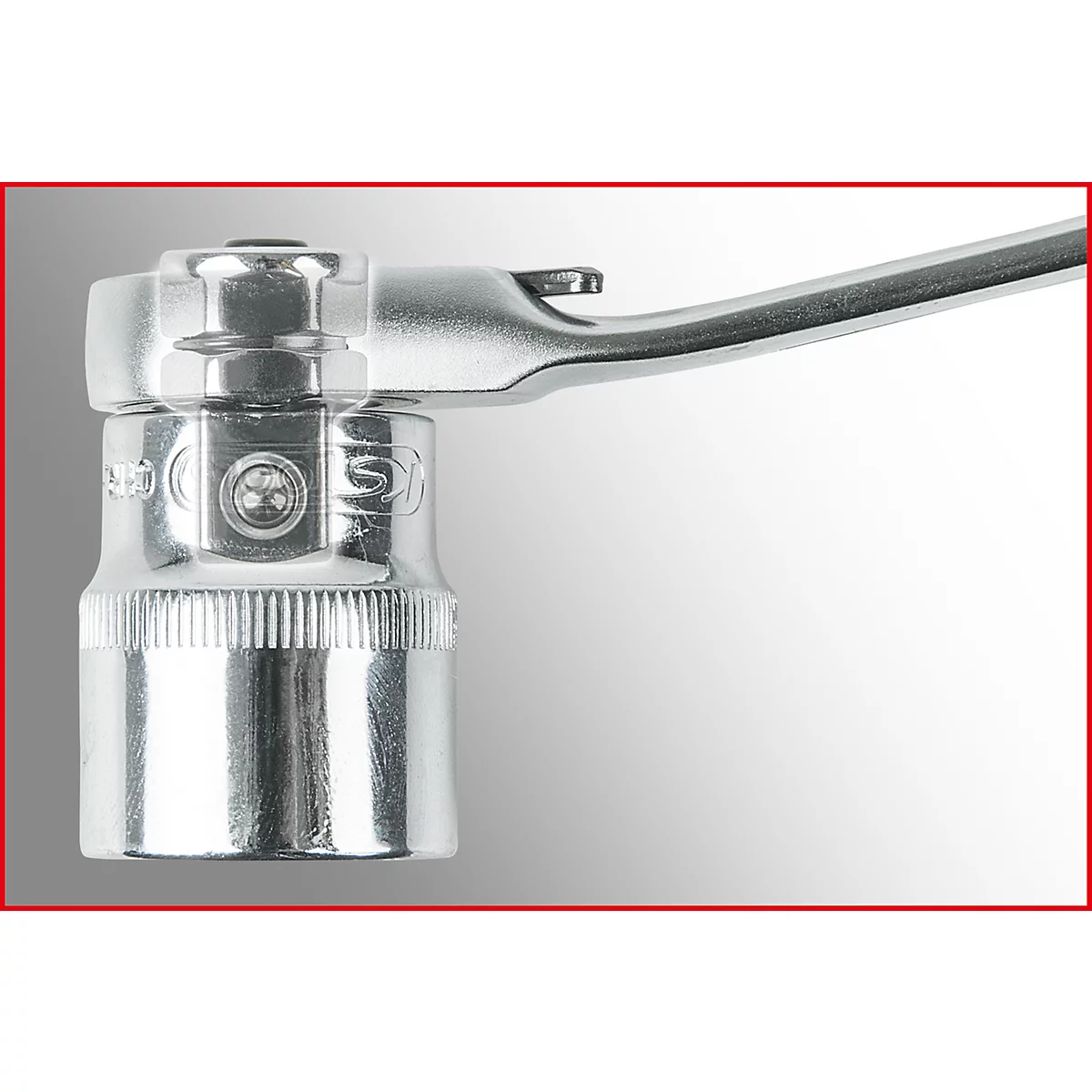 Nahaufnahme eines metallischen Knarrenschlüssels, der in einem Winkel positioniert ist. Der Schlüssel zeigt Details und ist glänzend.