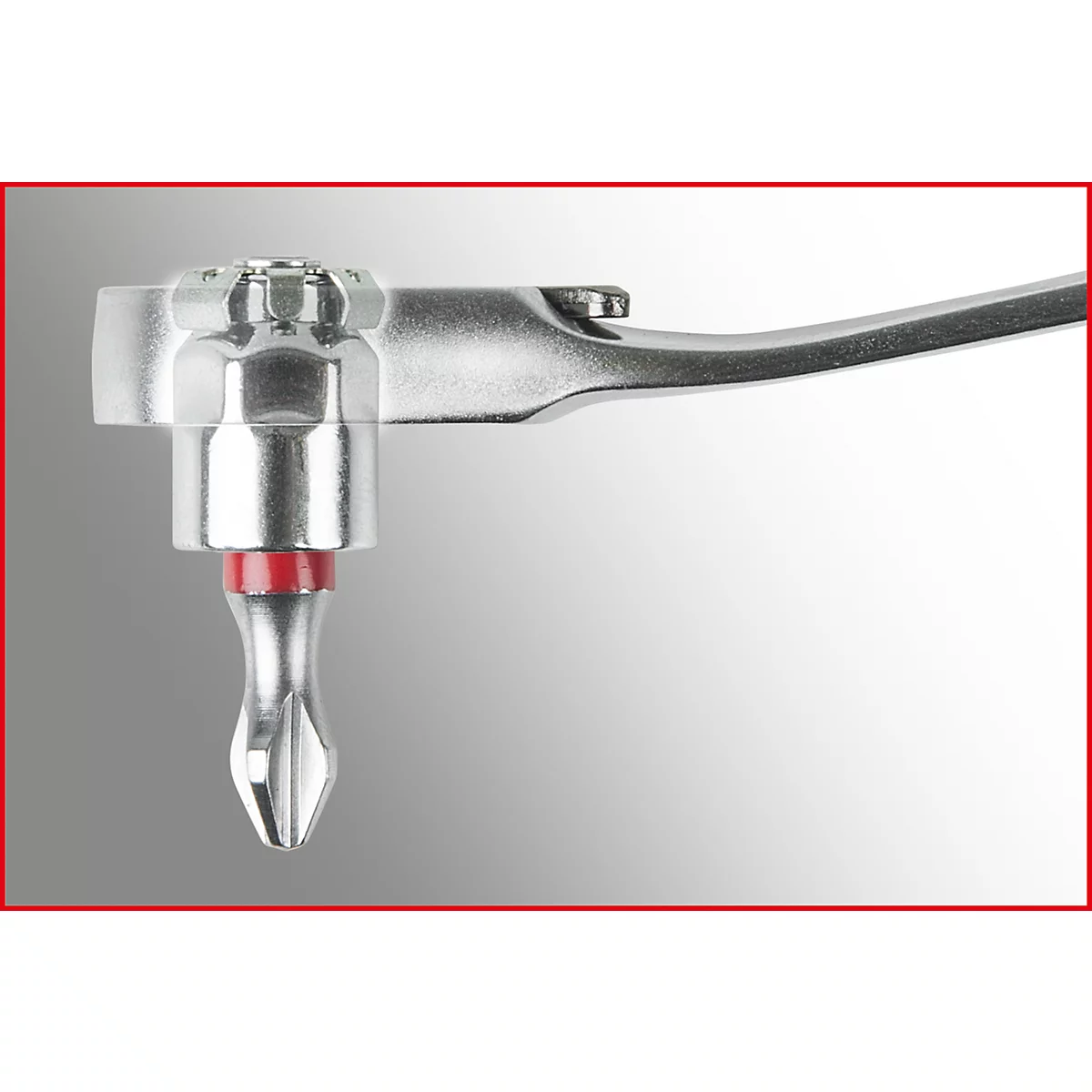 Nahaufnahme eines silbernen Schraubwerkzeugs mit rotem Ring. Der Hintergrund ist hellgrau.