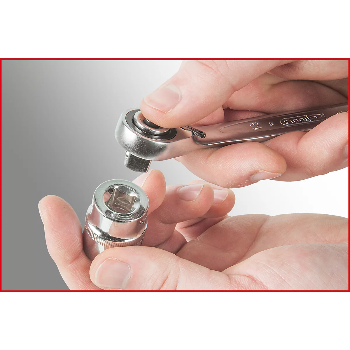 Hände halten eine Ratsche und eine Stecknuss bereit zur Montage. Auf hellem Hintergrund.