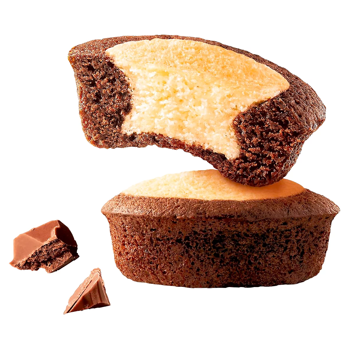 Ein Schokomuffin mit heller Creme-Füllung liegt über einem zweiten Muffin, begleitet von kleinen Schokostückchen.
