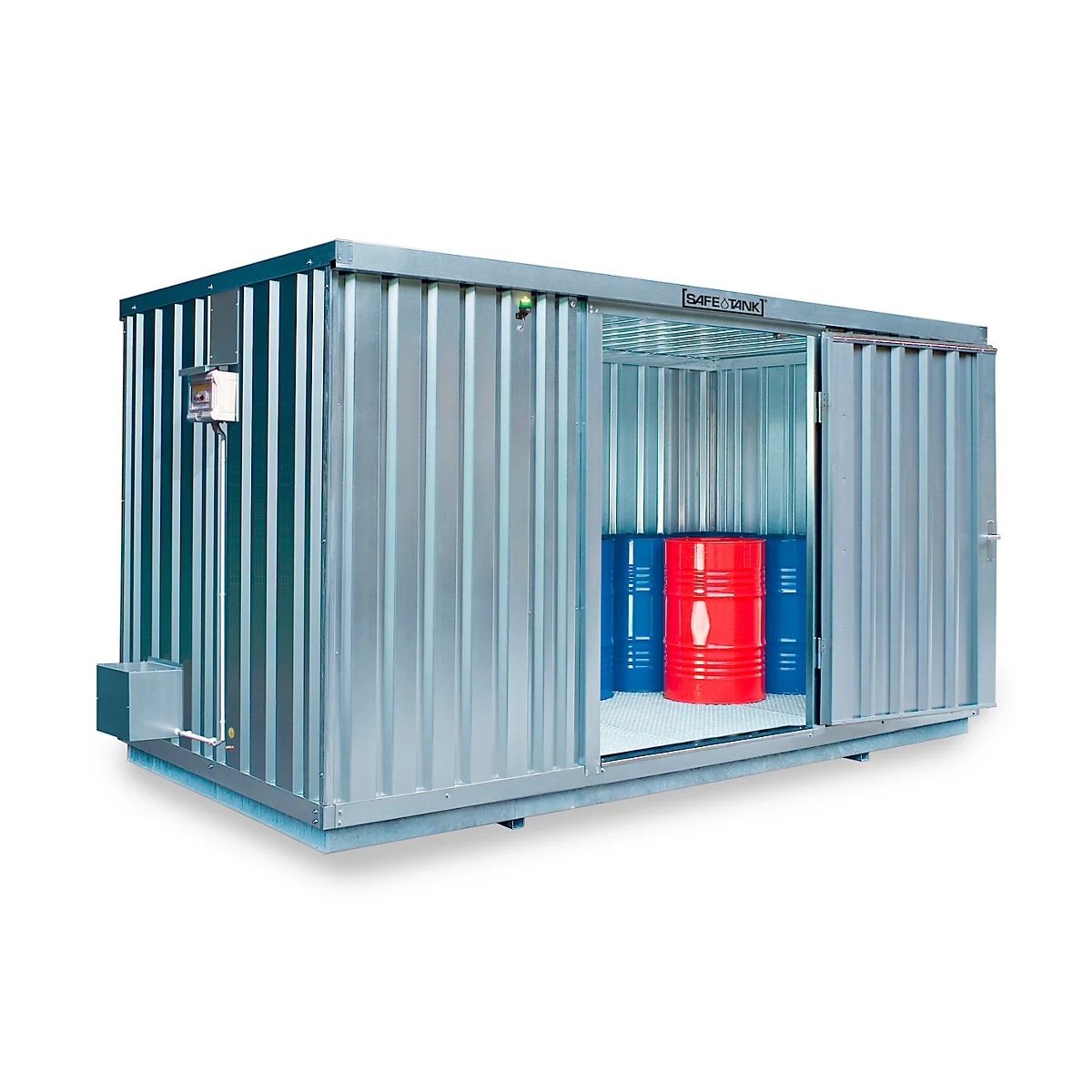 Stählerner Lagercontainer mit halb geöffneten Türen. Im Inneren stehen Fässer.