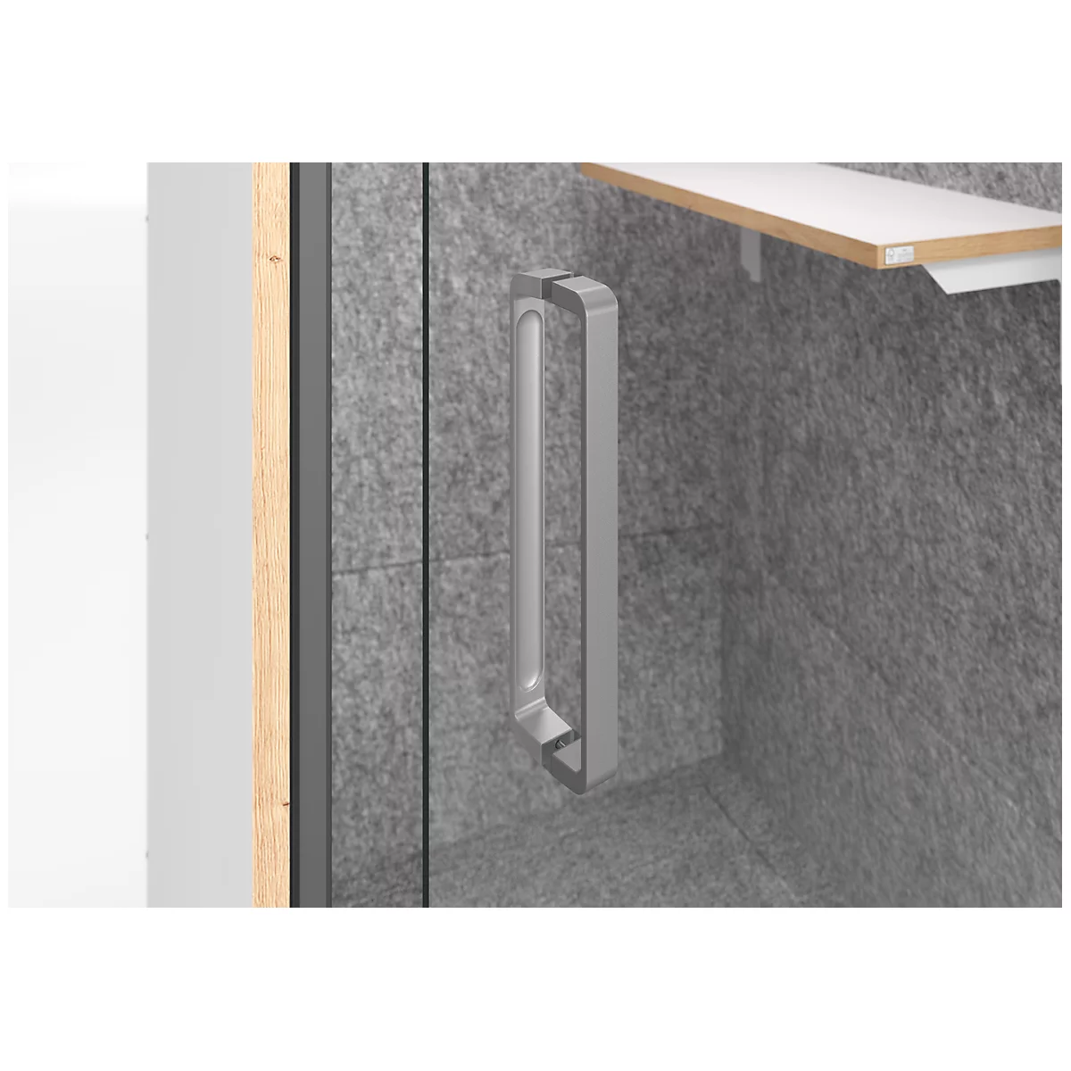 Grijze deur met zilveren handgreep; in een eenvoudige grijze kamer.