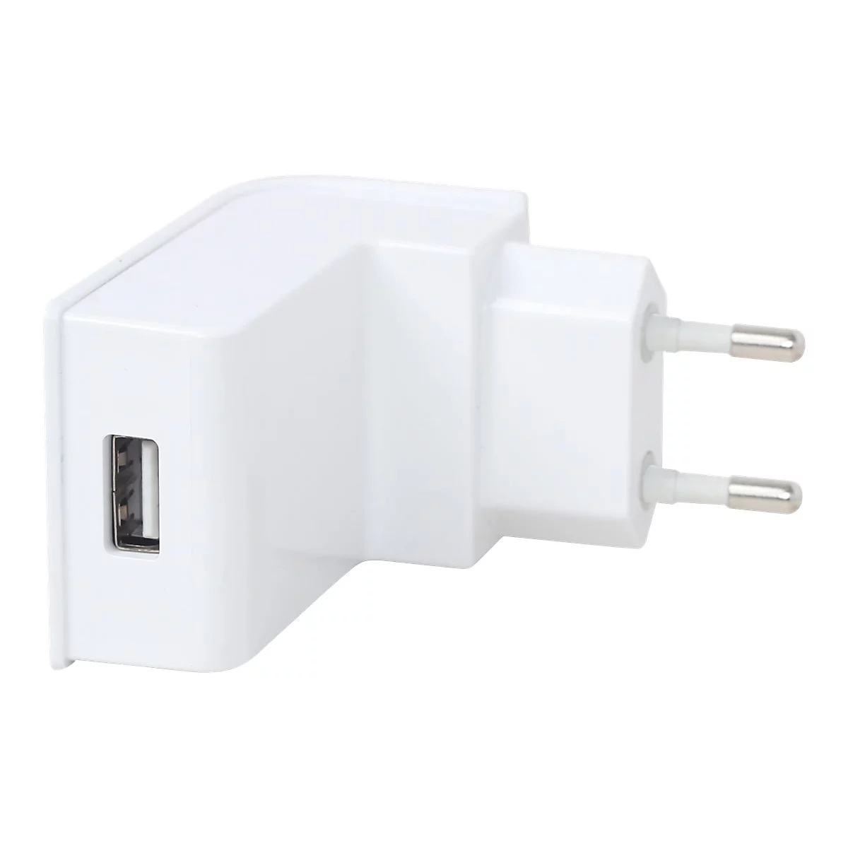 Ein weißes USB-Steckernetzteil im L-Design vor weißem Hintergrund.