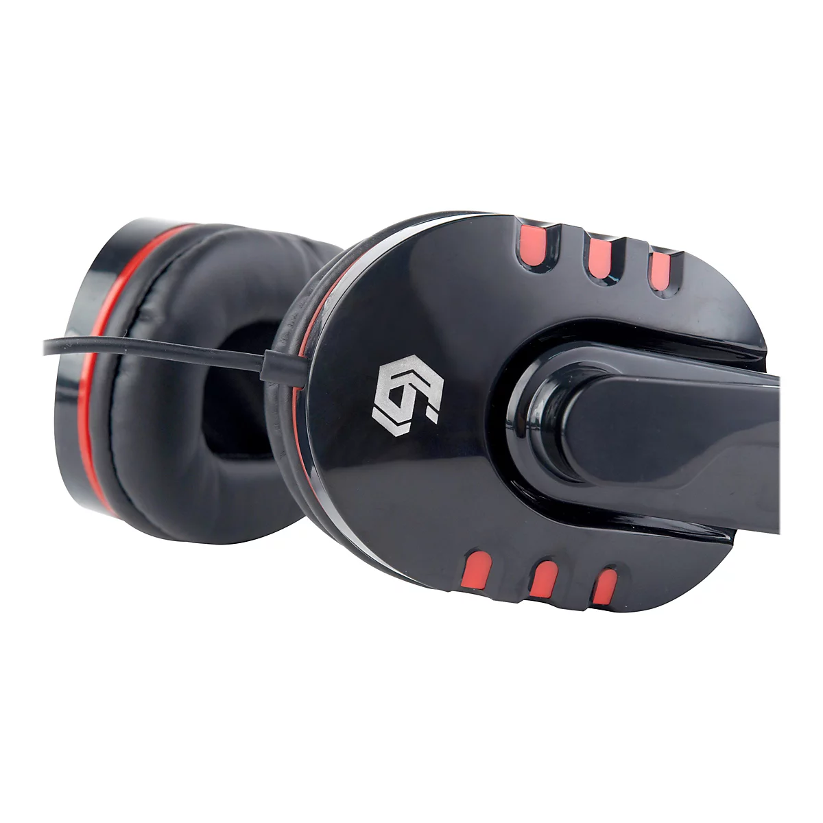 Schwarzes Gaming-Headset mit roten Akzenten und weißem Logo auf der Ohrmuschel vor weißem Hintergrund.