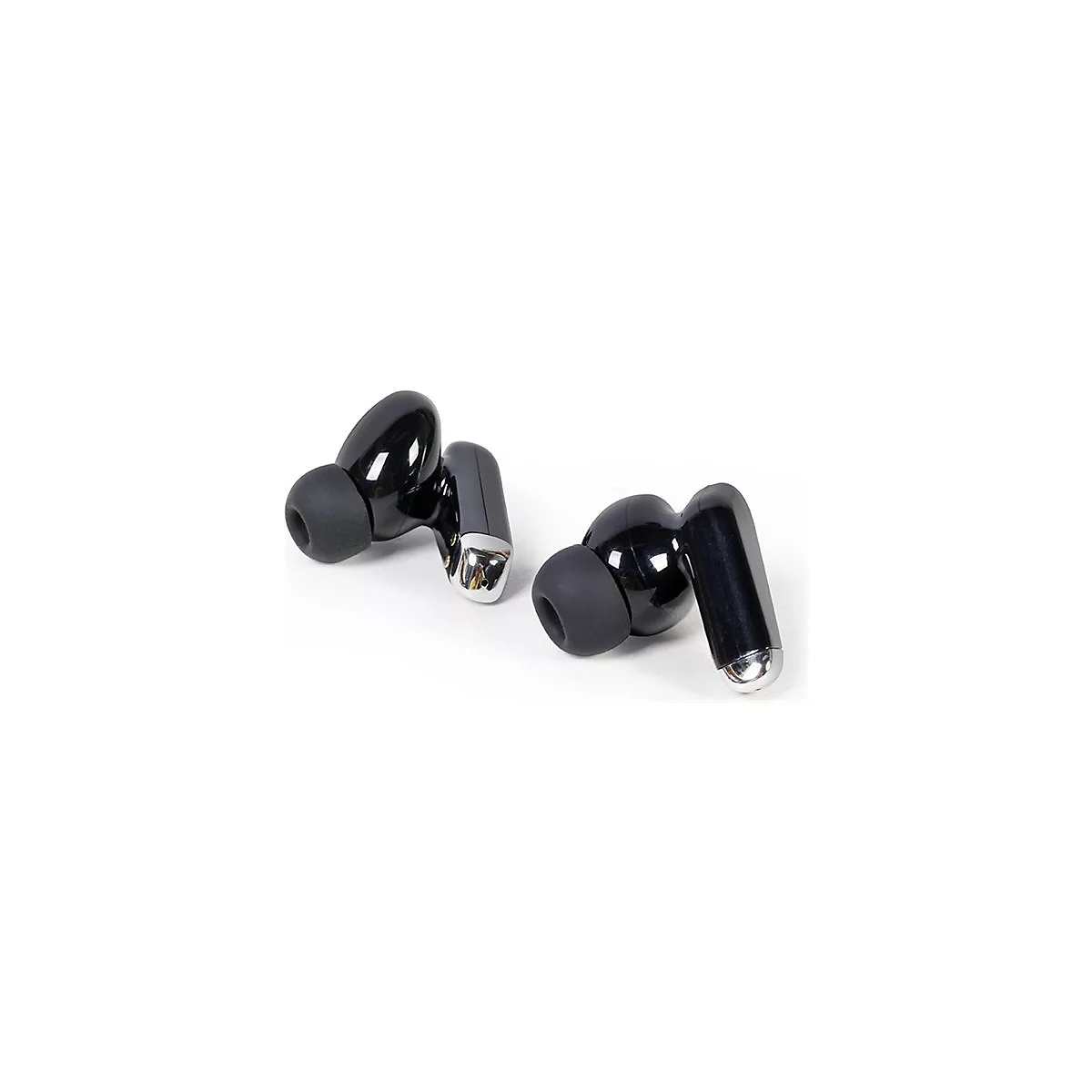 Zwei schwarze In-Ear-Kopfhörer mit silbernen Akzenten liegen auf einem hellen Hintergrund.