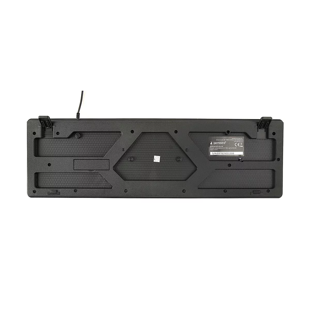 Rückseite einer schwarzen Tastatur mit Typenschild, ausklappbaren Standfüßen und wabenförmigem Gehäusedesign.