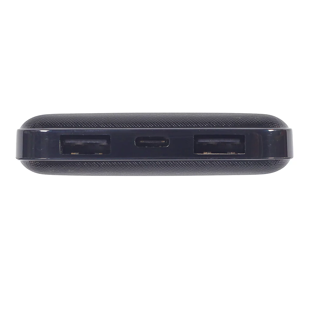 Nahaufnahme der Anschlussseite einer Powerbank mit zwei USB-A- und einem USB-C-Port.