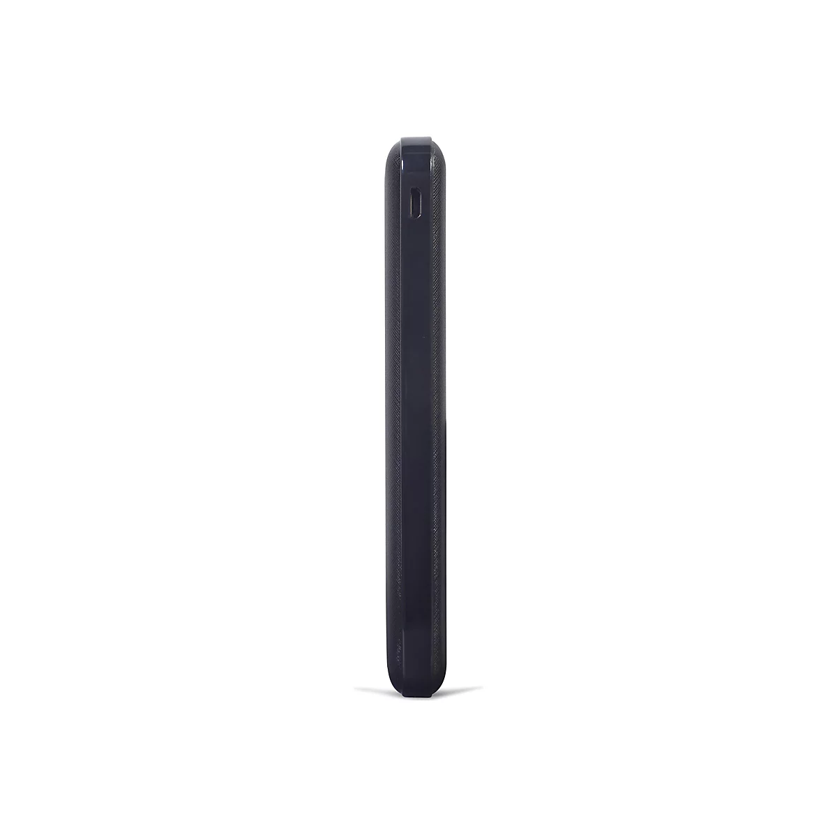Seitenansicht einer schwarzen Powerbank mit sichtbarem USB-Ladeanschluss vor weißem Hintergrund.