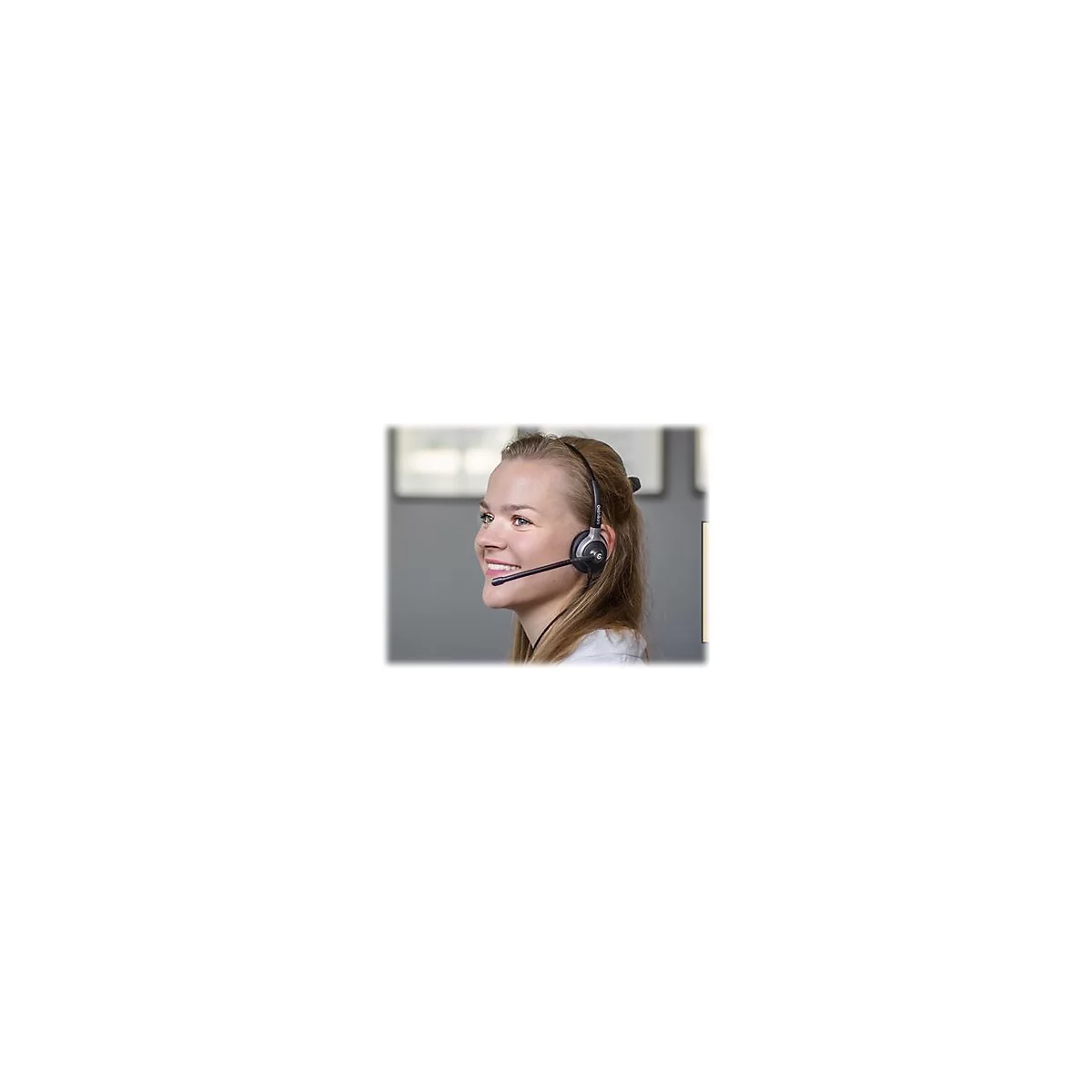Lächelnde blonde Frau mit Headset, vermutlich Kundenservice. Helle Augen, helle Haut, grauer Hintergrund.