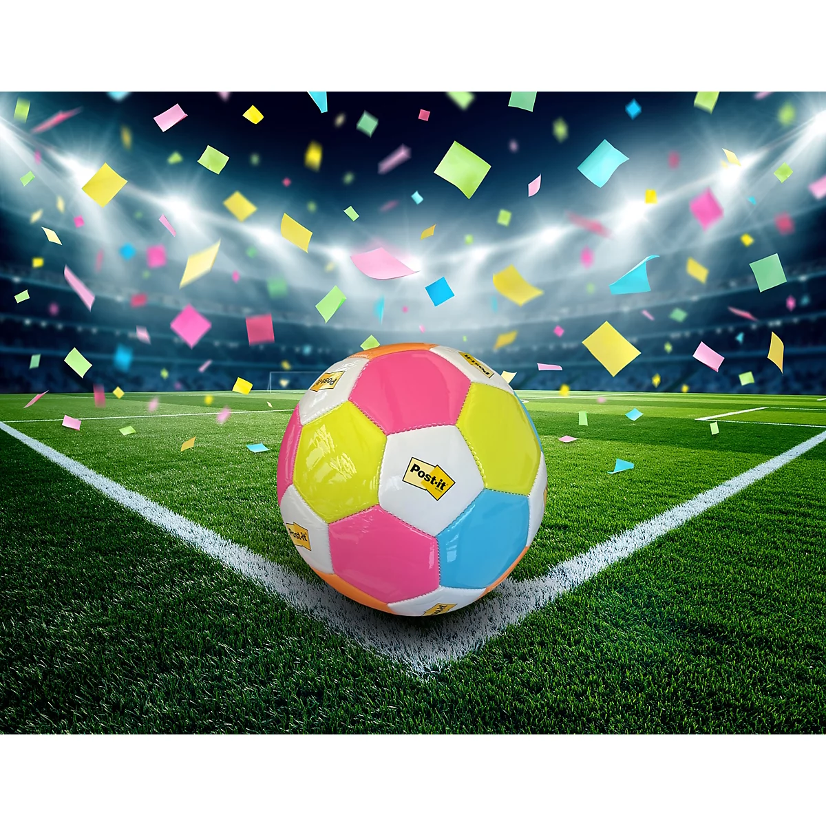 Bunter Fussball auf einem Fussballfeld, umgeben von Konfetti, mit Stadion im Hintergrund.