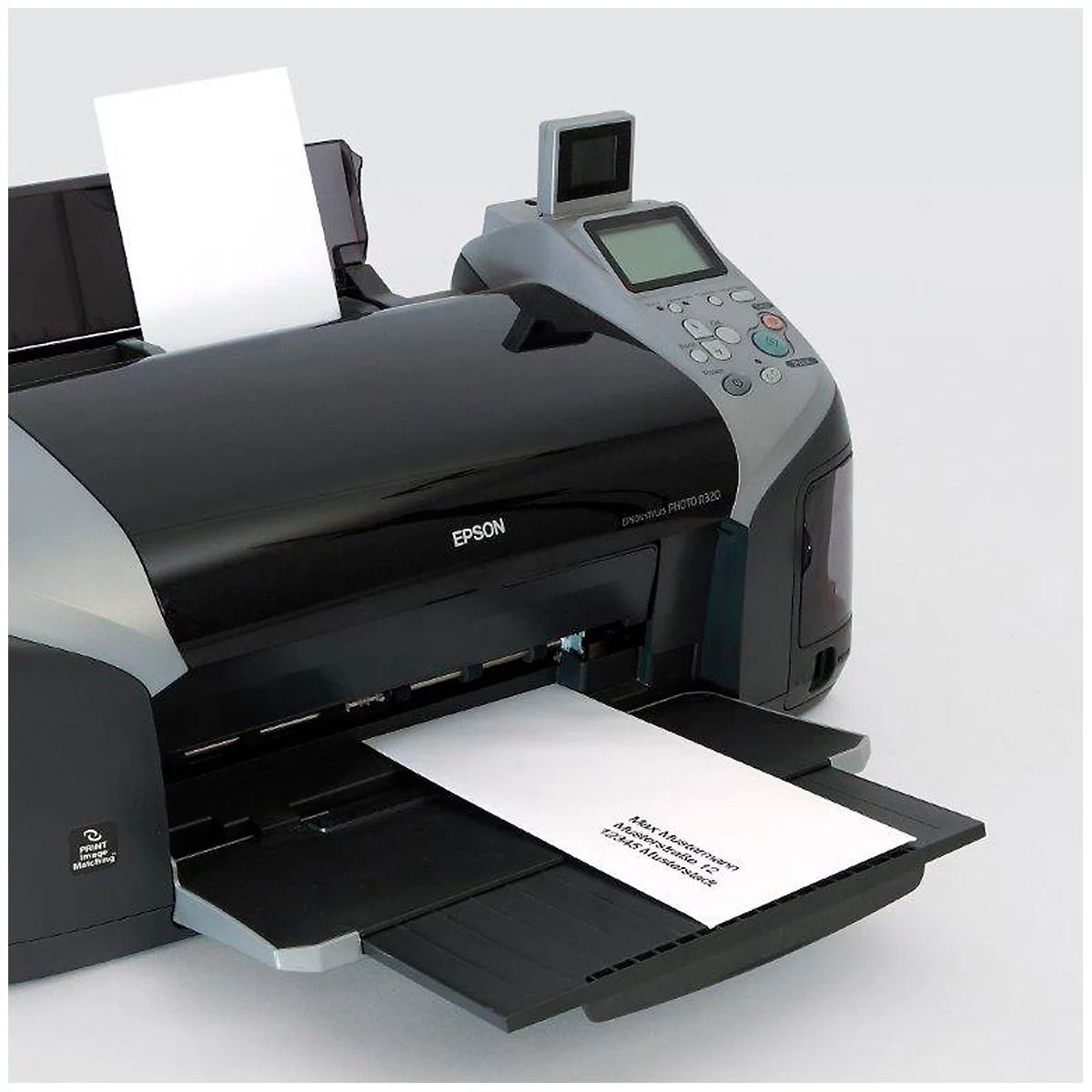 Een printer die een vel papier met adresgegevens afdrukt. De machine is zwart en zilver, met een scherm en bedieningselementen.