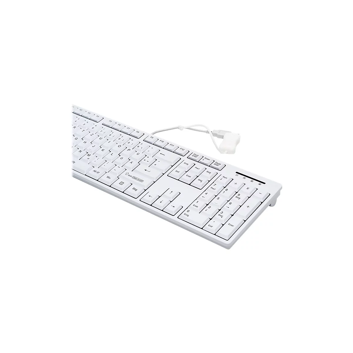 Weiße Computertastatur mit deutschem Layout vor weißem Hintergrund.