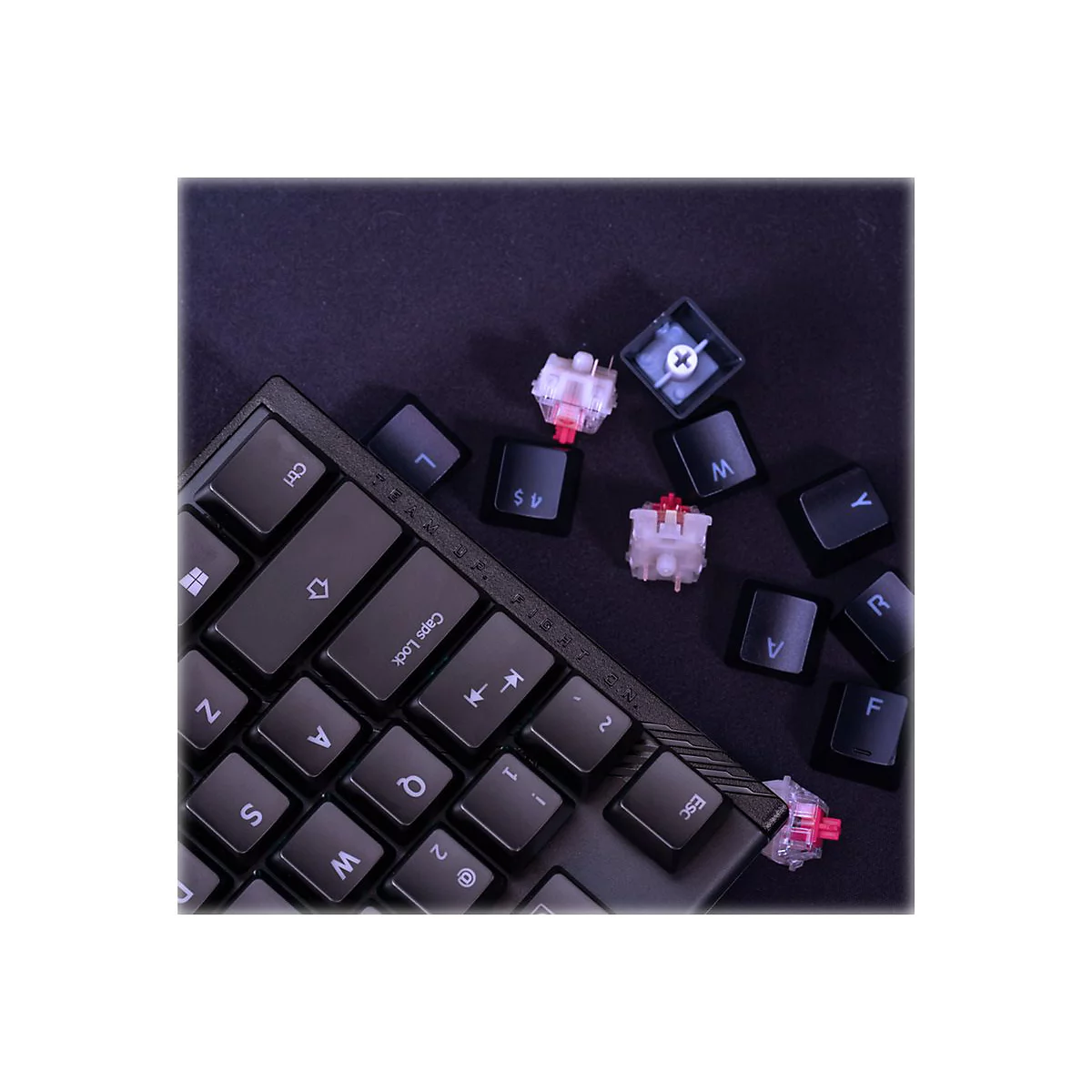 Nahaufnahme einer Tastatur. Tasten und Schalter sind ausgebaut. Buchstaben und Symbole sind auf den Tasten sichtbar.