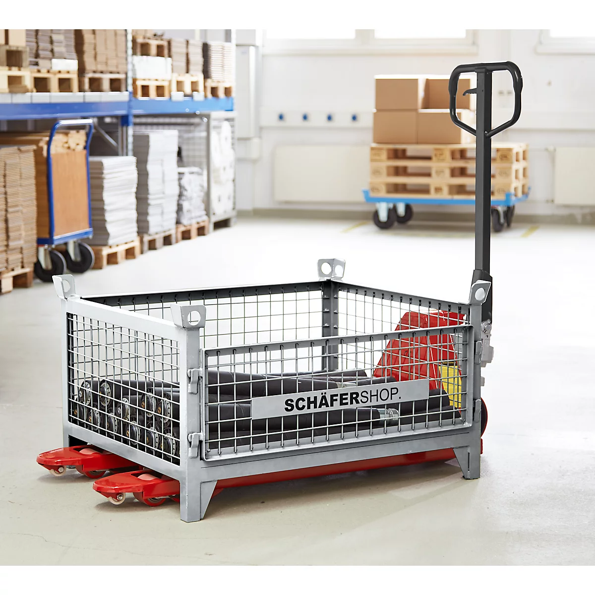 Gitterbox auf einer roten und silbernen Palettenhubwagen in einem Lager, Aufschrift "SCHÄFERSHOP".
