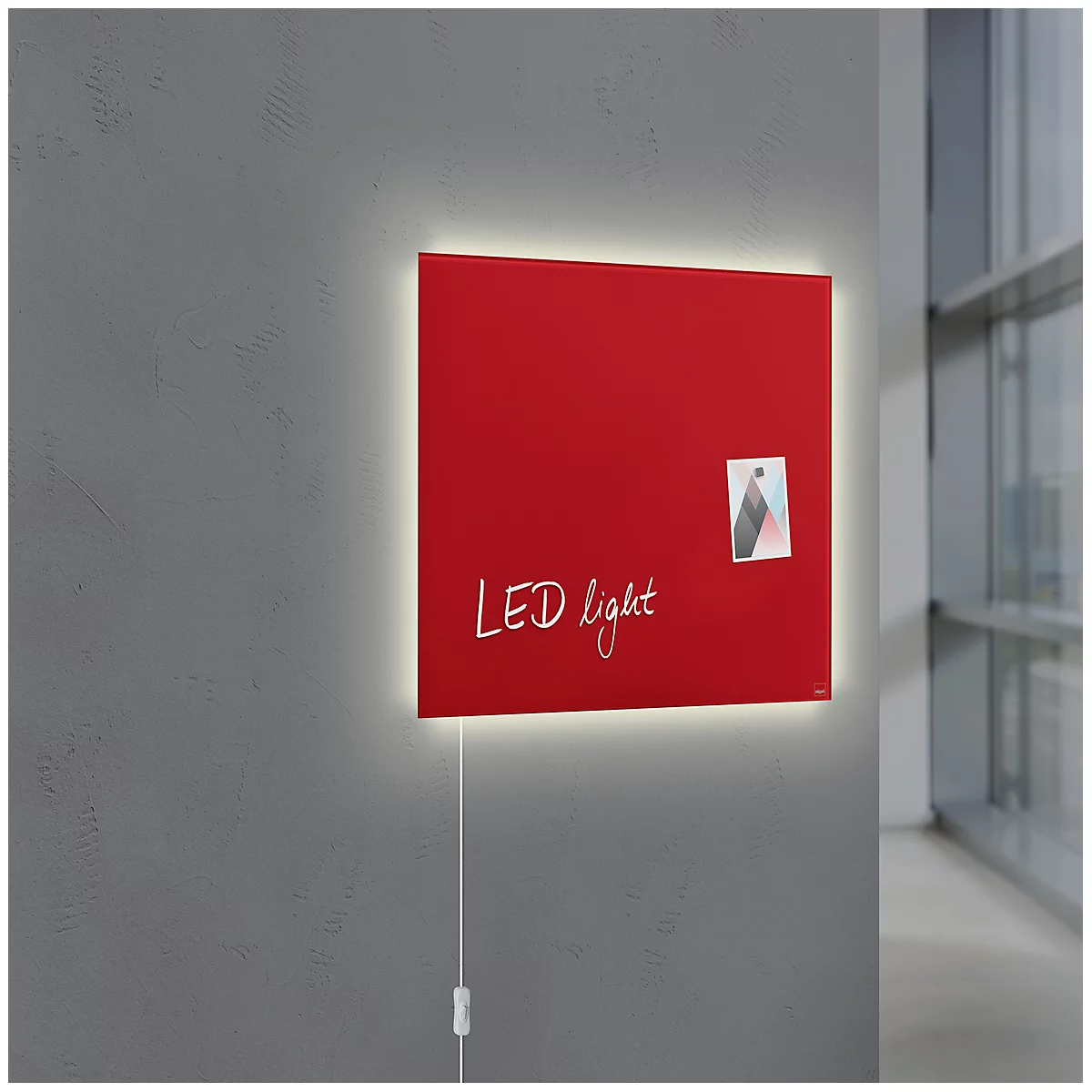Rotes LED-Lichtpaneel an grauer Wand. Aufschrift: LED Light. Ein Foto befestigt. Kabel mit Schalter.