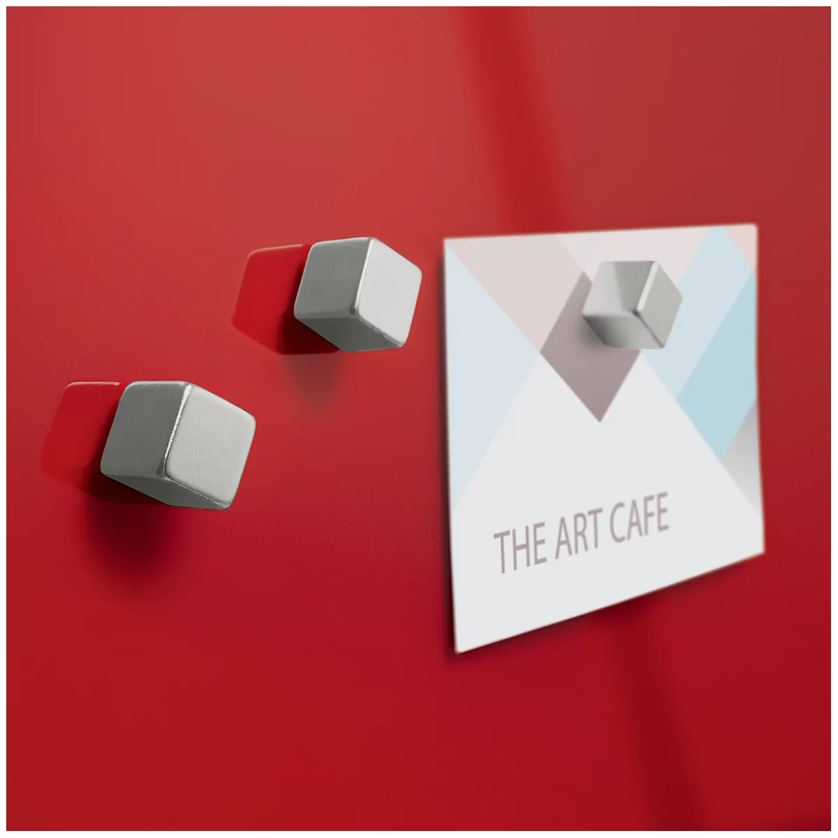 Rote Magnete halten Notiz an roter Oberfläche fest. Auf der Notiz steht "THE ART CAFE".