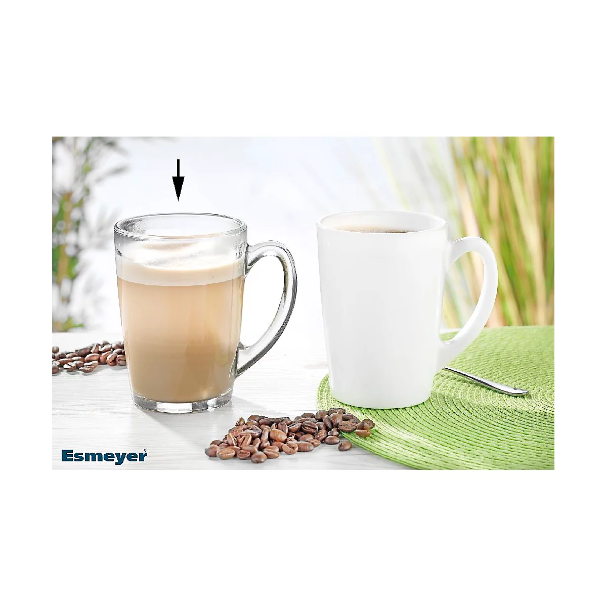 Deux tasses à café sur une table. A gauche, une tasse à latte macchiato en verre transparent, à droite, une tasse à café blanche. Des grains de café sont éparpillés.