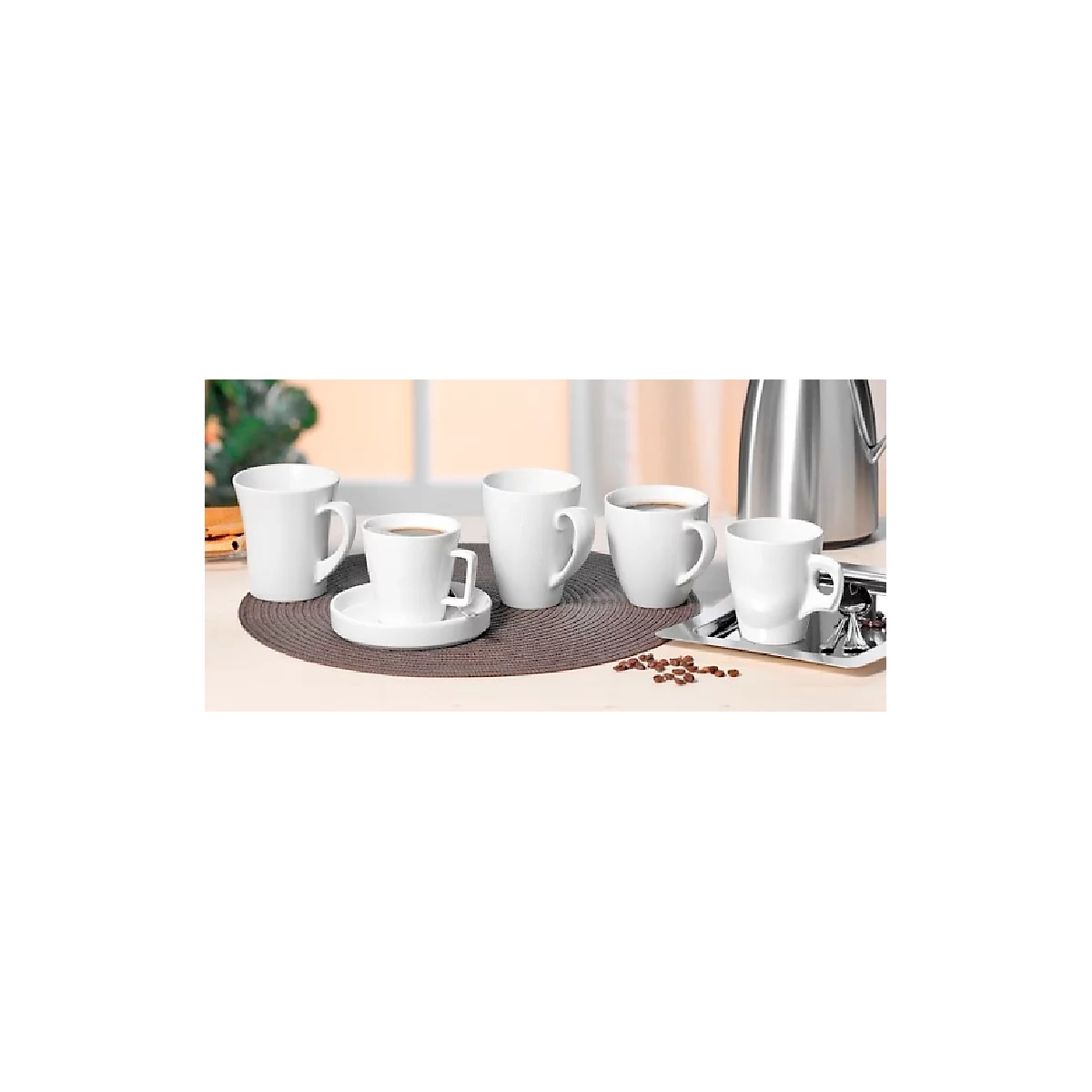Deux tasses à café blanches avec des anses sur des dessous de verre violets, à côté d'un ordinateur portable.