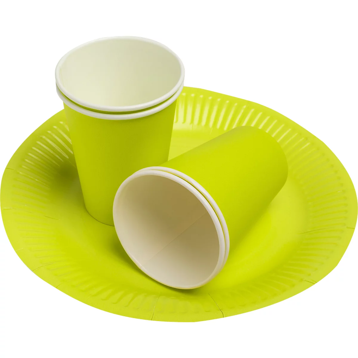 Deux gobelets en carton verts et une assiette à rainures, intérieur blanc. Sur fond clair.