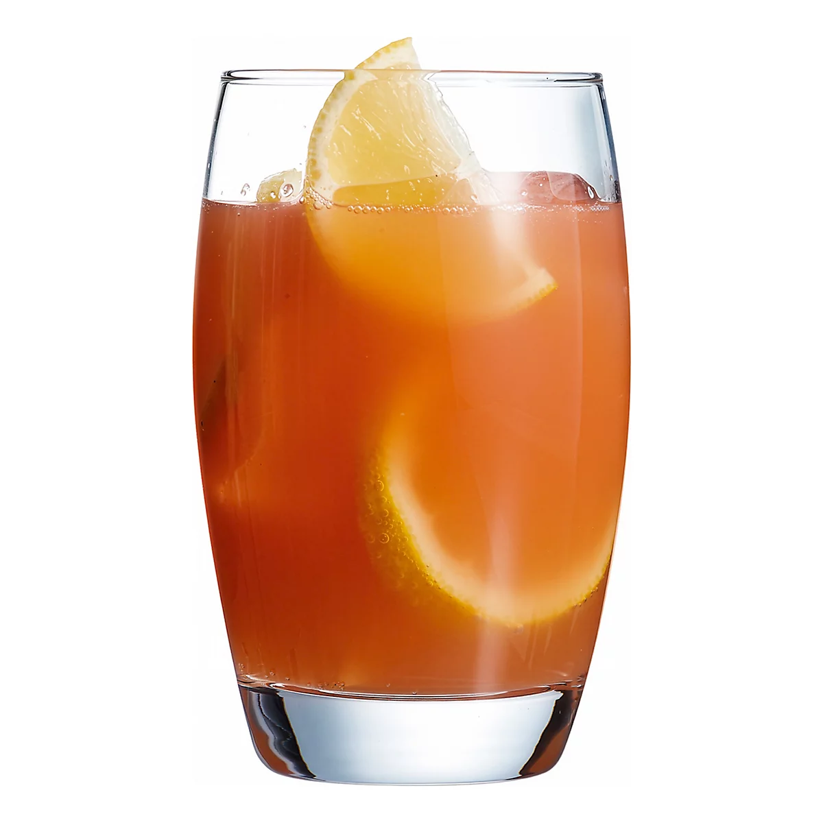 Un cocktail dans un verre avec une tranche de citron.