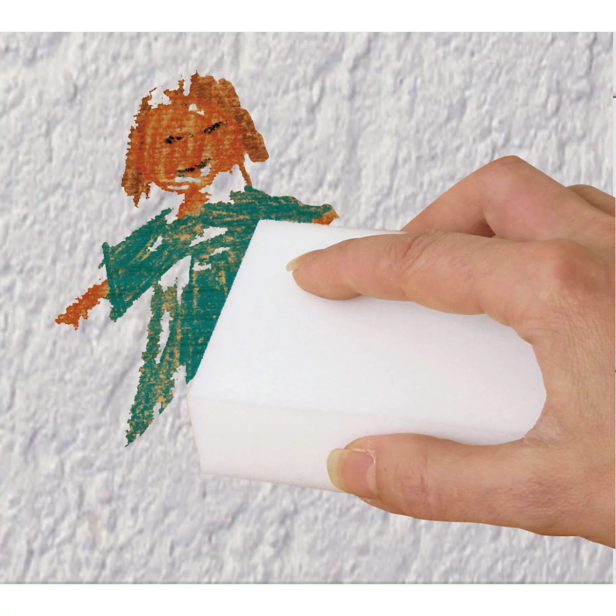 Une main efface un dessin d'enfant sur un mur avec une éponge blanche. Le dessin représente une figure orange et verte.
