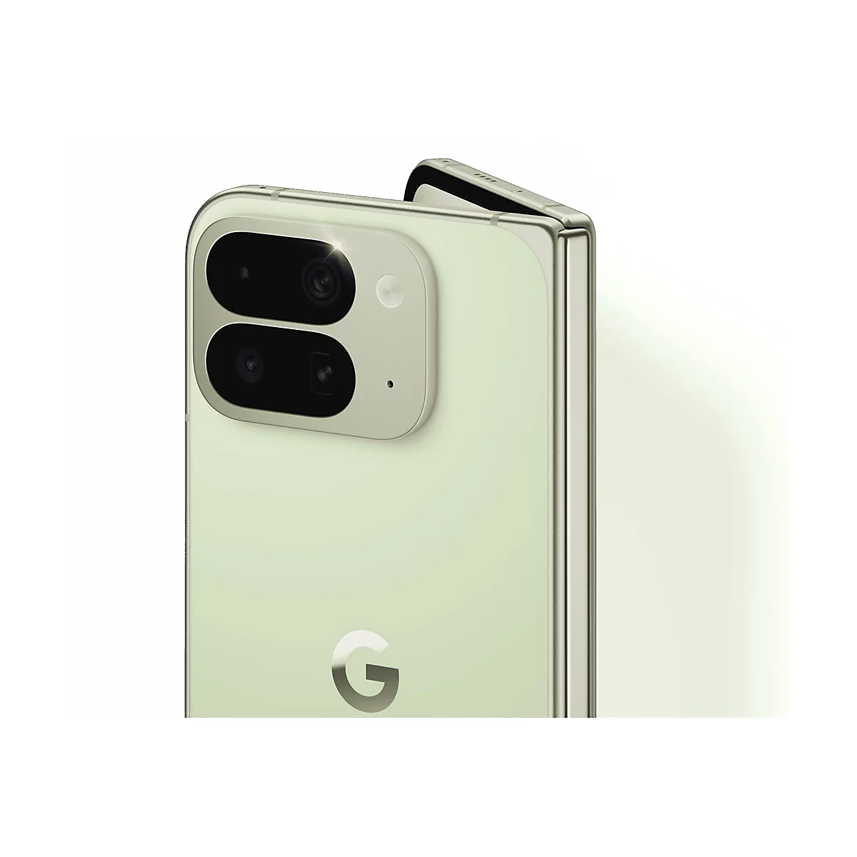 Hellgrünes Smartphone mit Doppelkamera und silbernem Rahmen. Rückseite mit Google-Logo. Auf hellem Hintergrund.
