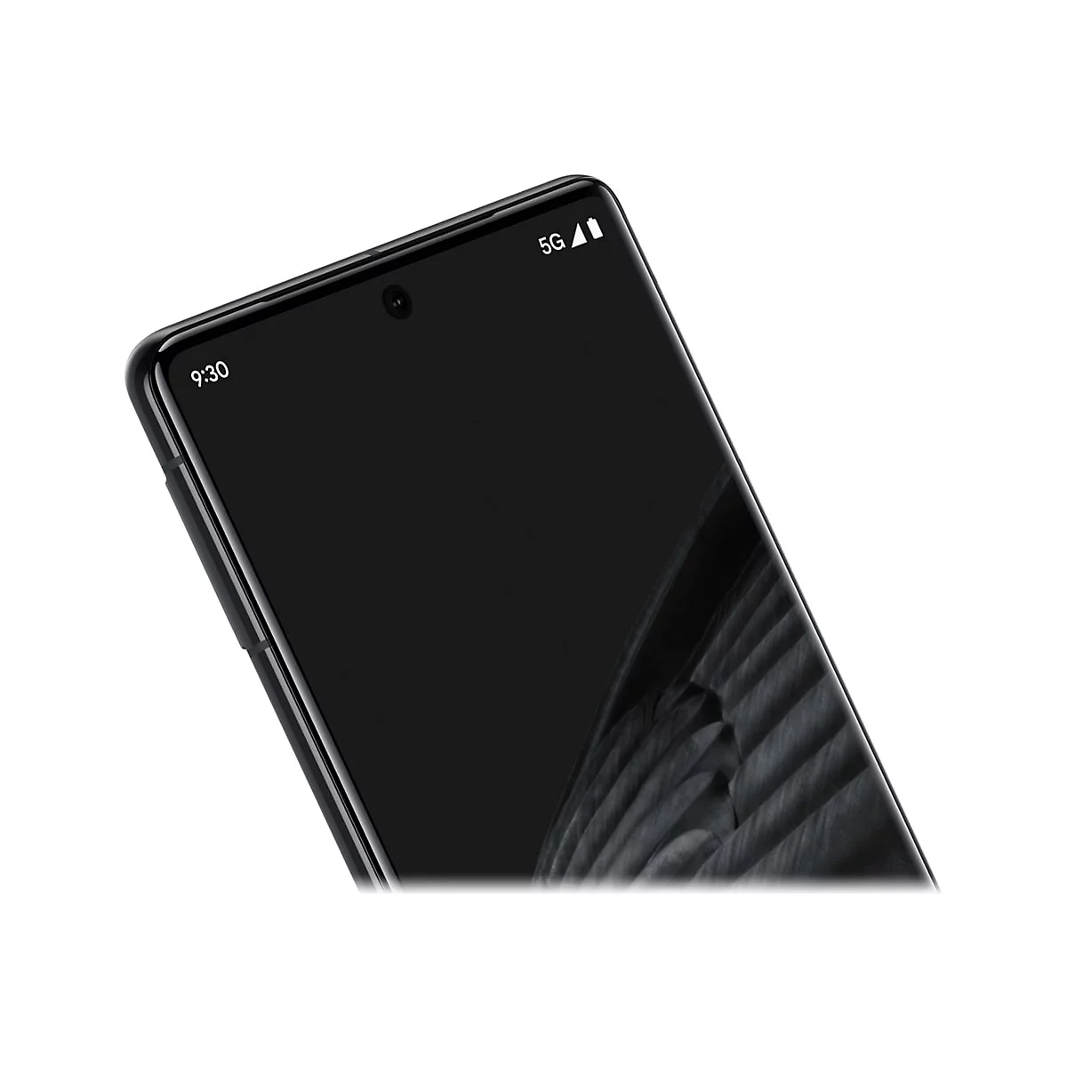 Nahaufnahme eines schwarzen Smartphones mit leuchtendem Display, zeigt Uhrzeit und 5G-Empfang.