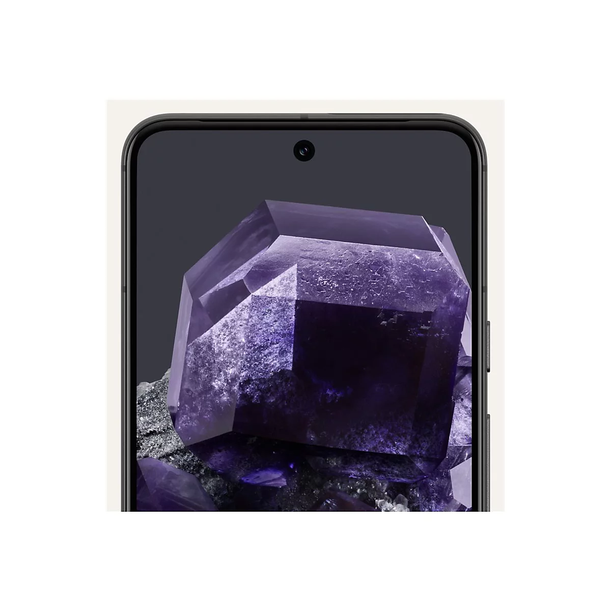 Nahaufnahme eines schwarzen Smartphones mit einem lila Kristallbildschirmhintergrund.