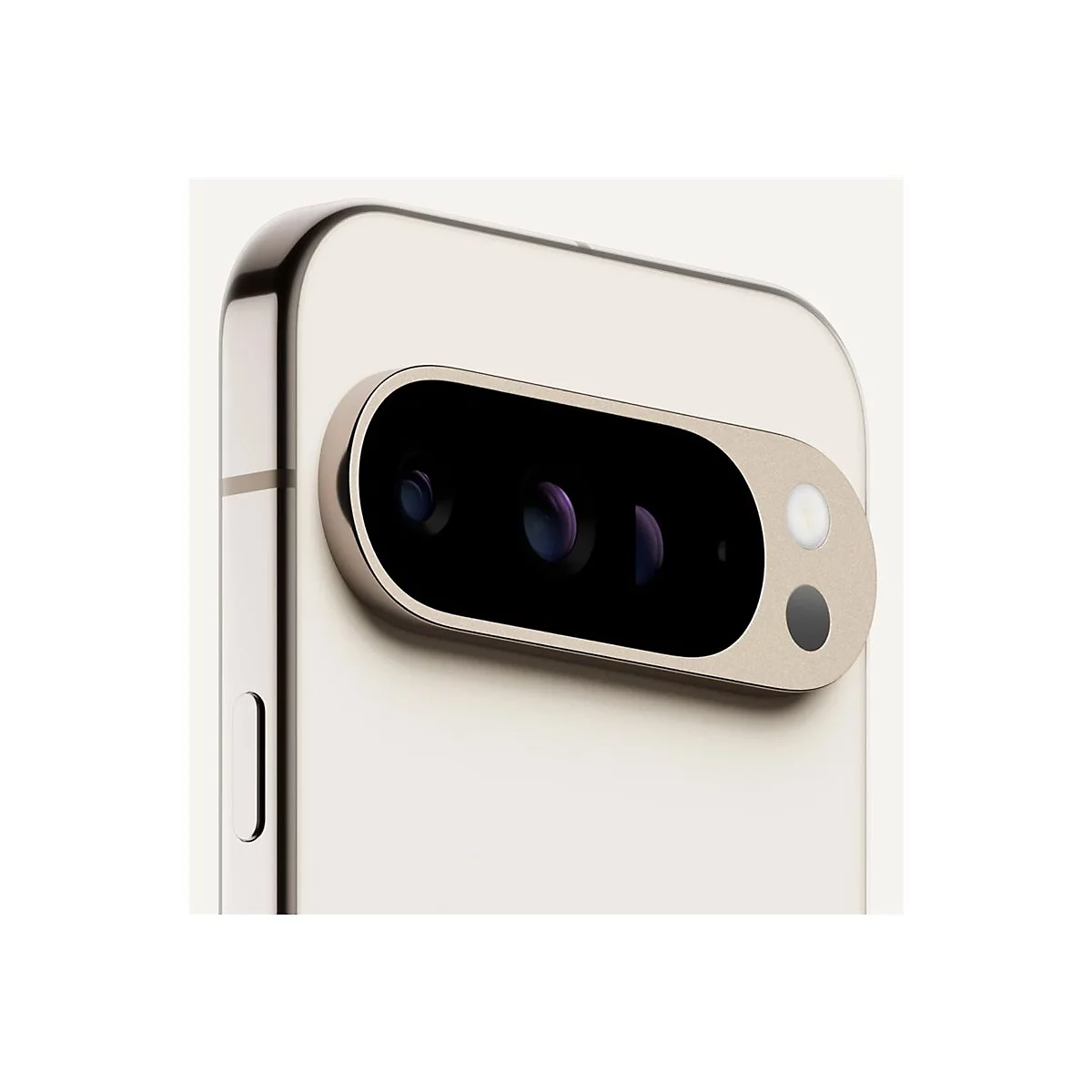 Nahaufnahme der Kamera eines goldenen Smartphones. Die Kameraeinheit enthält drei Linsen, einen Blitz und einen Sensor.