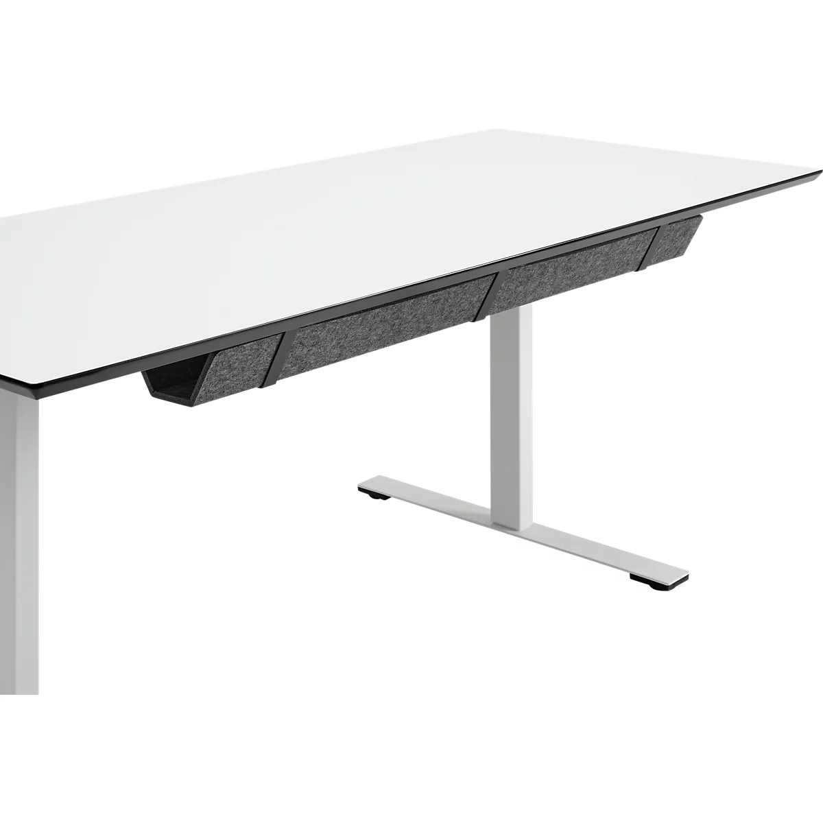 Un bureau blanc, sous le plateau se trouvent des boîtes en feutre gris, les pieds sont blancs.