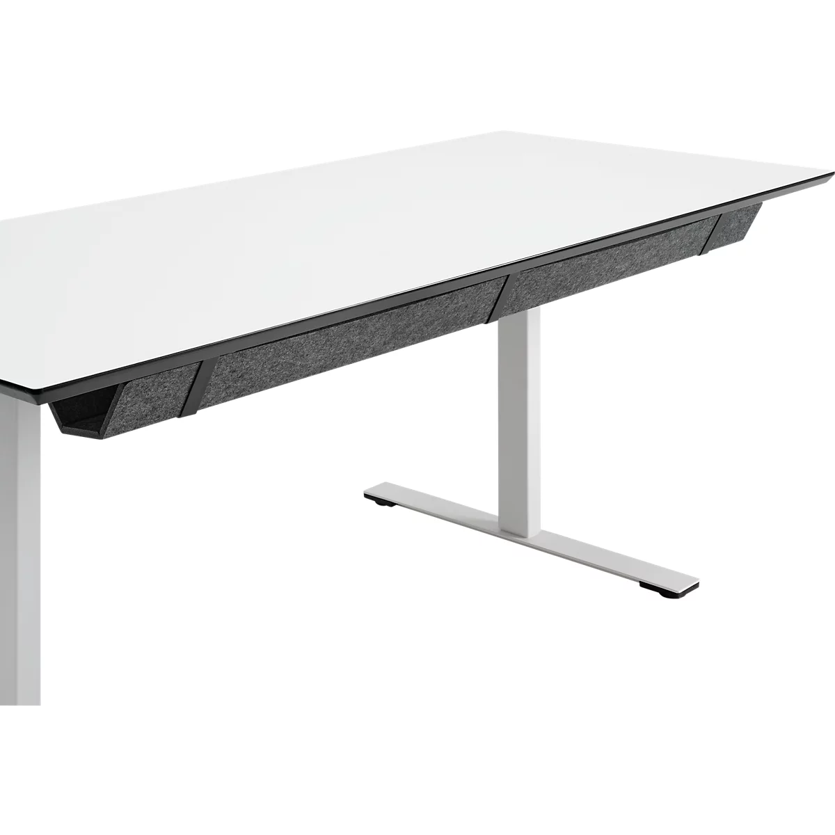 Gros plan sur un bureau blanc avec une étagère en feutre grise sous le plateau. Le cadre du bureau est blanc et en forme de T.