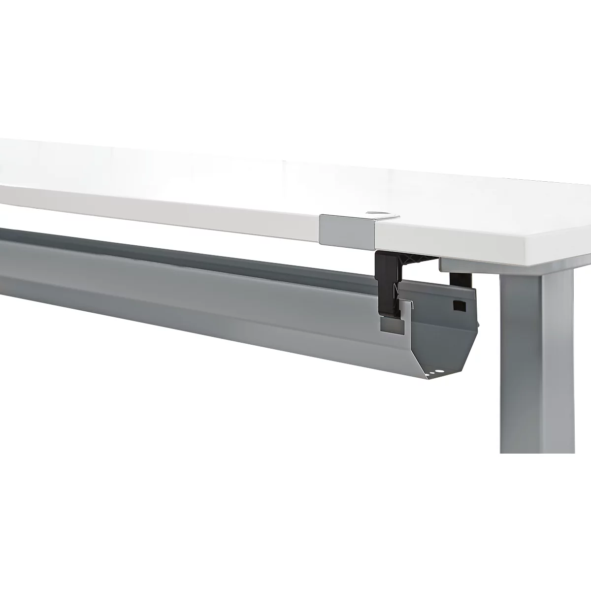 Goulotte de câbles grise sous un plateau de table blanc, fixée avec des supports noirs.