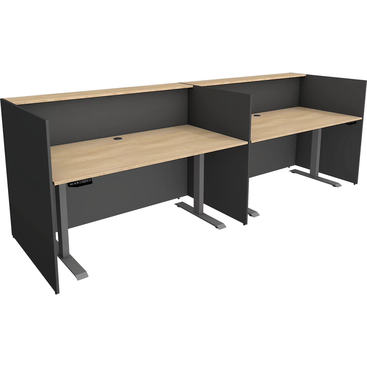 Deux bureaux modernes avec des plans de travail en bois et des séparateurs gris. Pieds en métal et design simple.