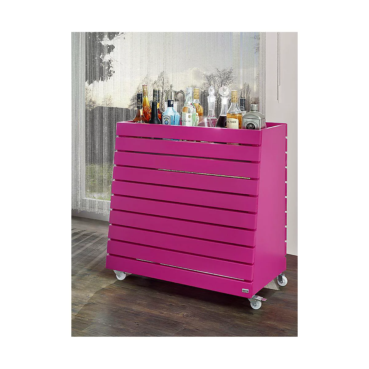 Een roze kast op wielen, gevuld met sterke drank. De kast heeft een modern design met horizontale houten latten.