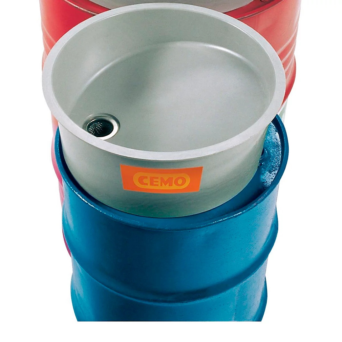 Gray spill containment basin in a blue barrel, orange sticker with "CEMO" inscription.