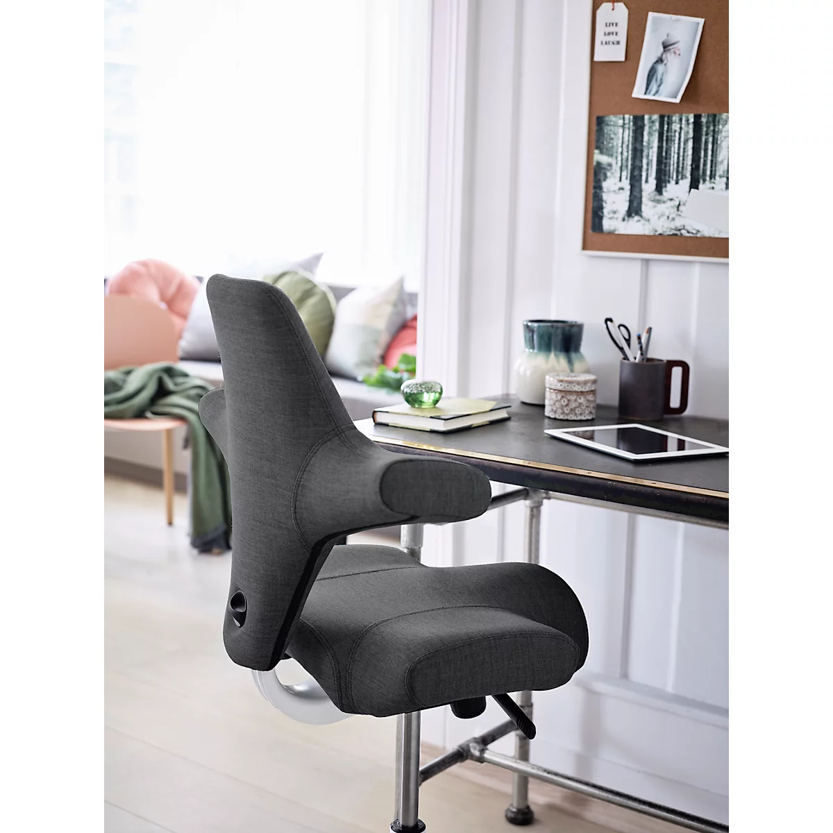 HÅG Capisco 8106 siège de bureau, réglable en hauteur et en profondeur, piétement aluminium, roulettes en dur, mousse, gris foncé/blanc