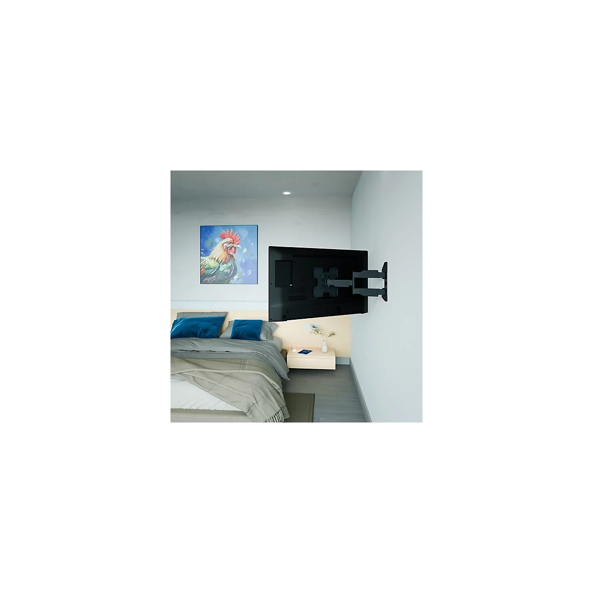 Ein montierter Fernseher an einer Wand über einem Bett. Im Hintergrund ein Kunstwerk mit einem Hahn.