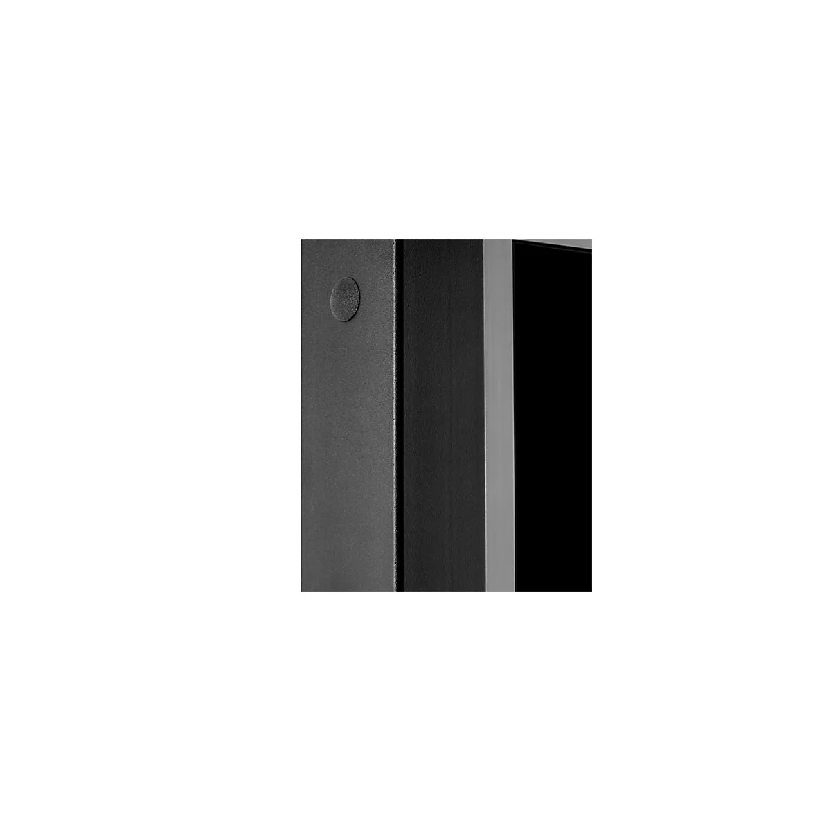 Detailaufnahme einer schwarzen, strukturierten Oberfläche mit einem kleinen, runden Knopf.