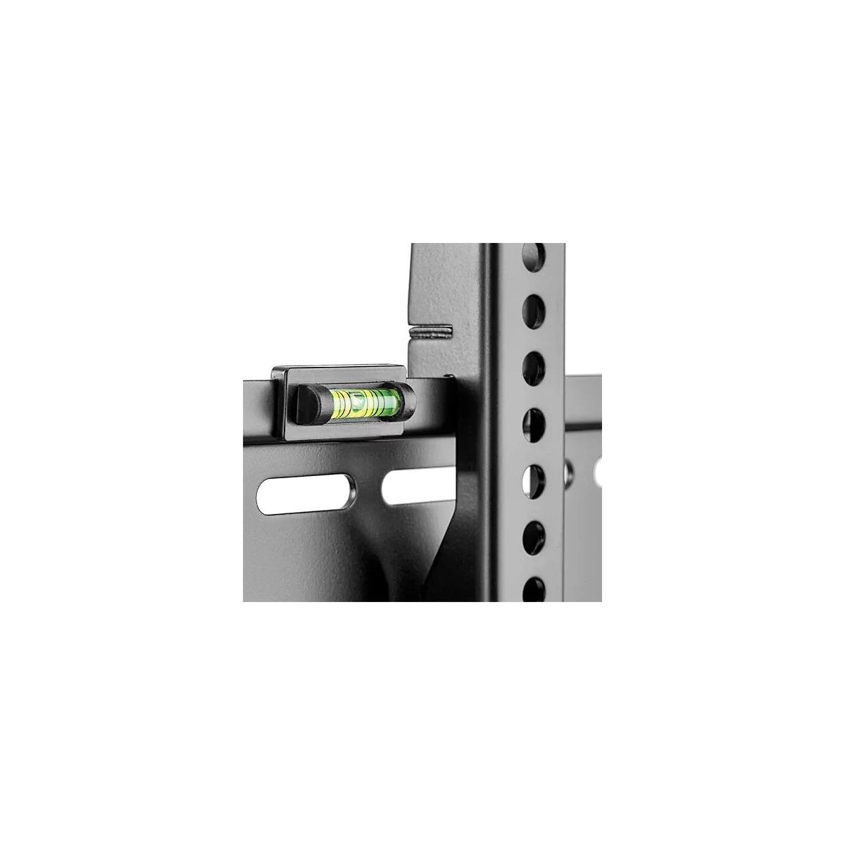 Nahaufnahme einer Wasserwaage an einer schwarzen Metallkonstruktion. Die Libelle ist mit gelber Flüssigkeit gefüllt.