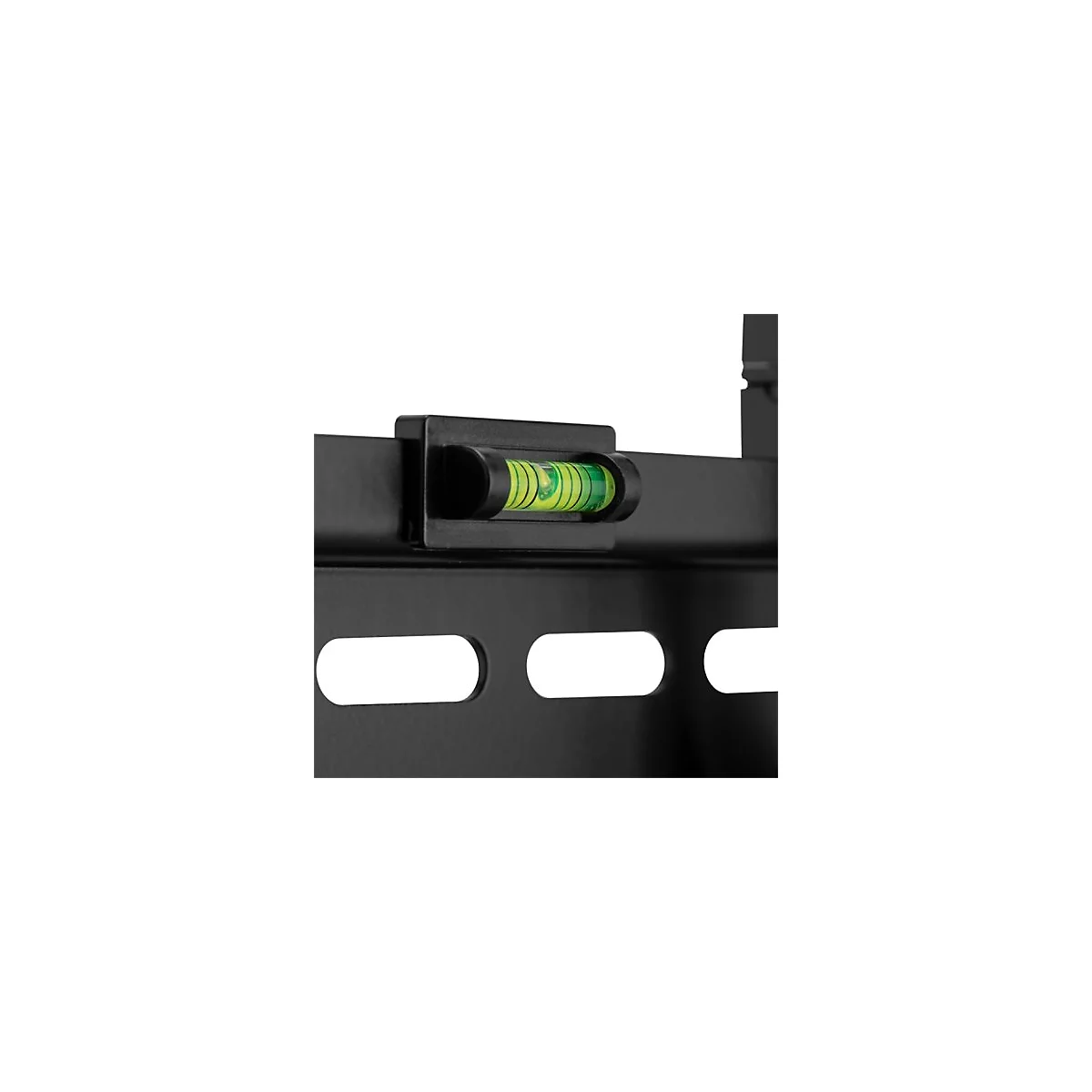 Gros plan d'un niveau à bulle sur un support métallique noir. La bulle du niveau est verte.