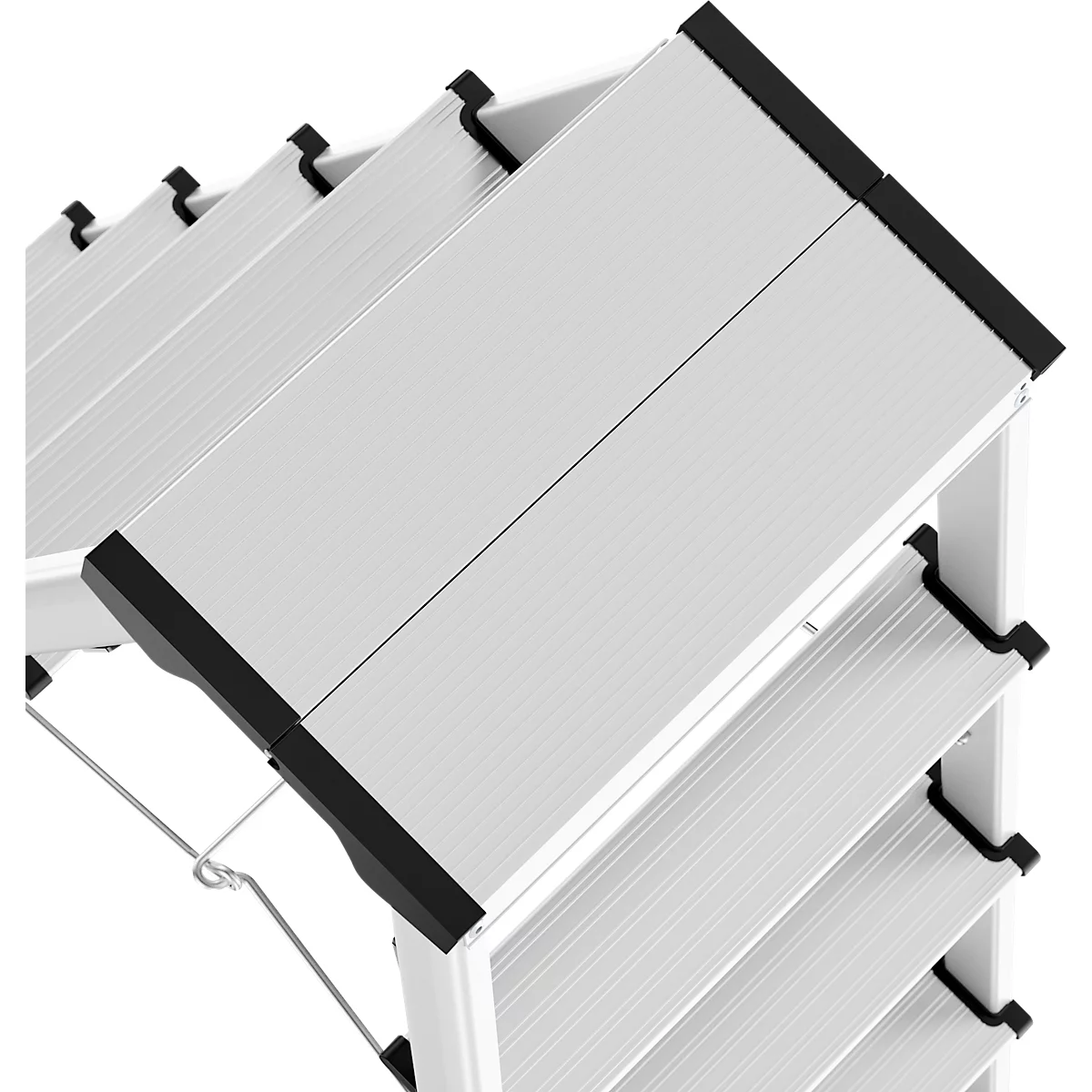 Close-up van een witte aluminium trap. De treden zijn geribbeld en hebben zwarte hoekstukken.